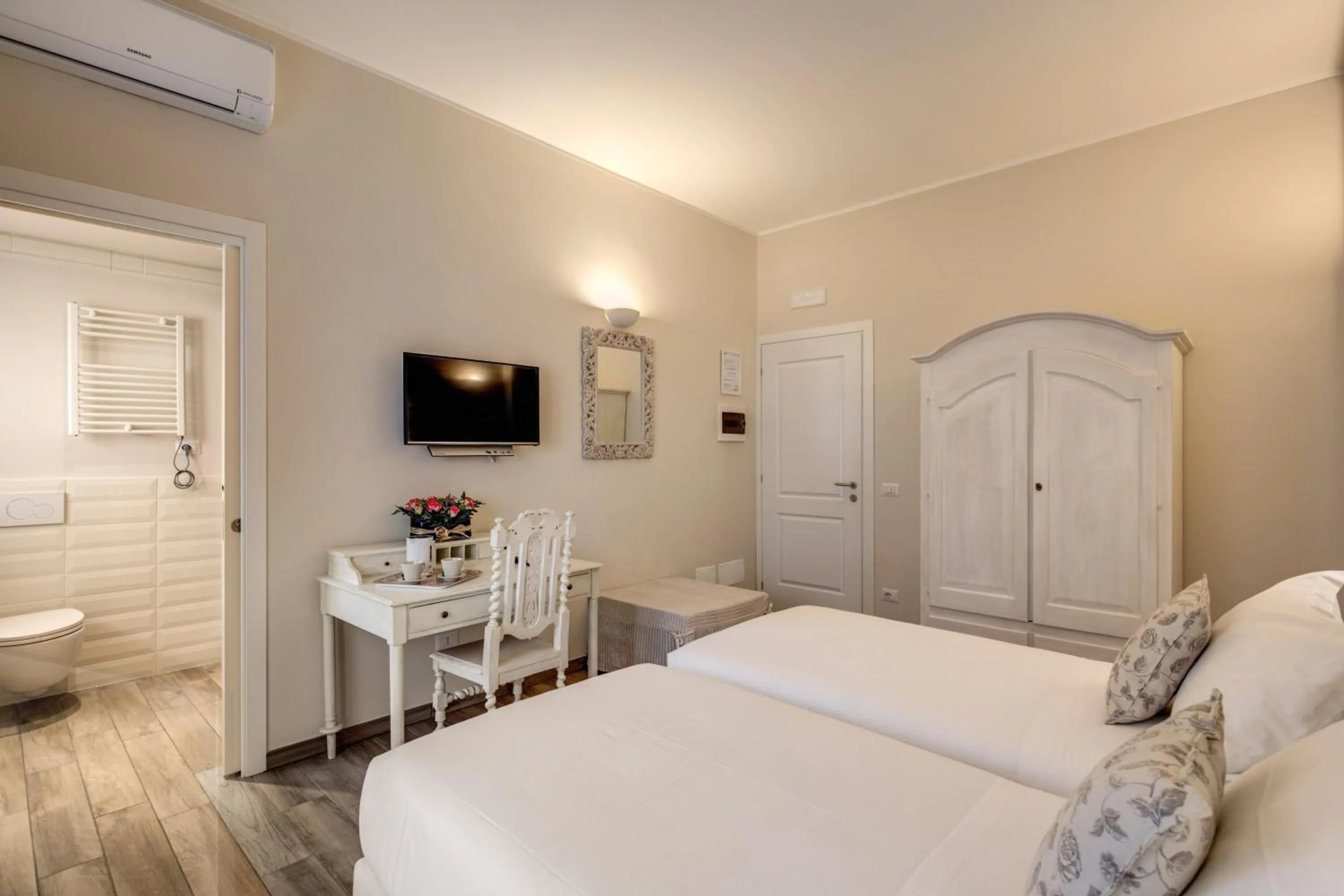 Property building, Bed in Casa Mia Vaticano Guest House