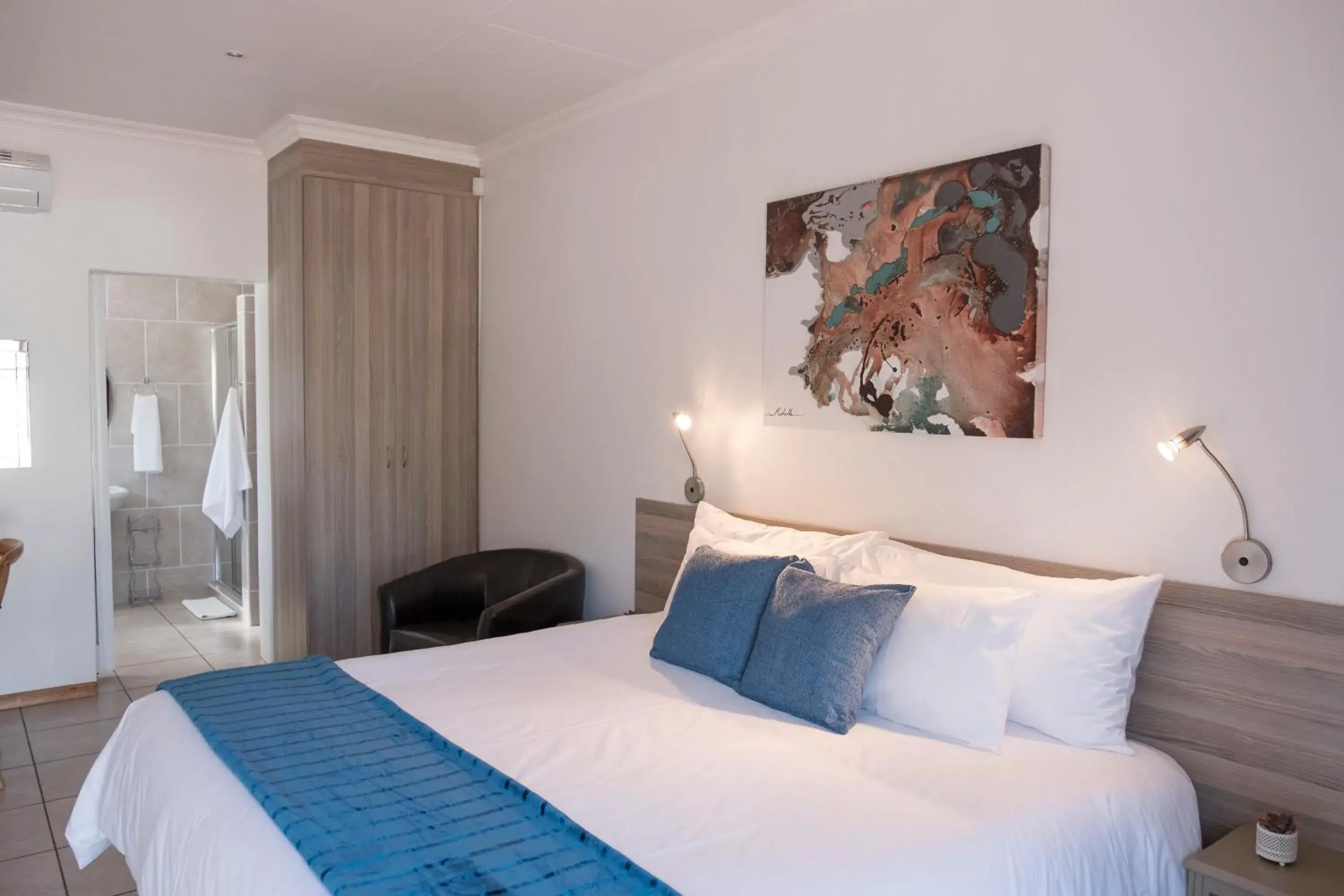 Double Room - single occupancy in President Lodge Double Room - single occupancy in President Lodge