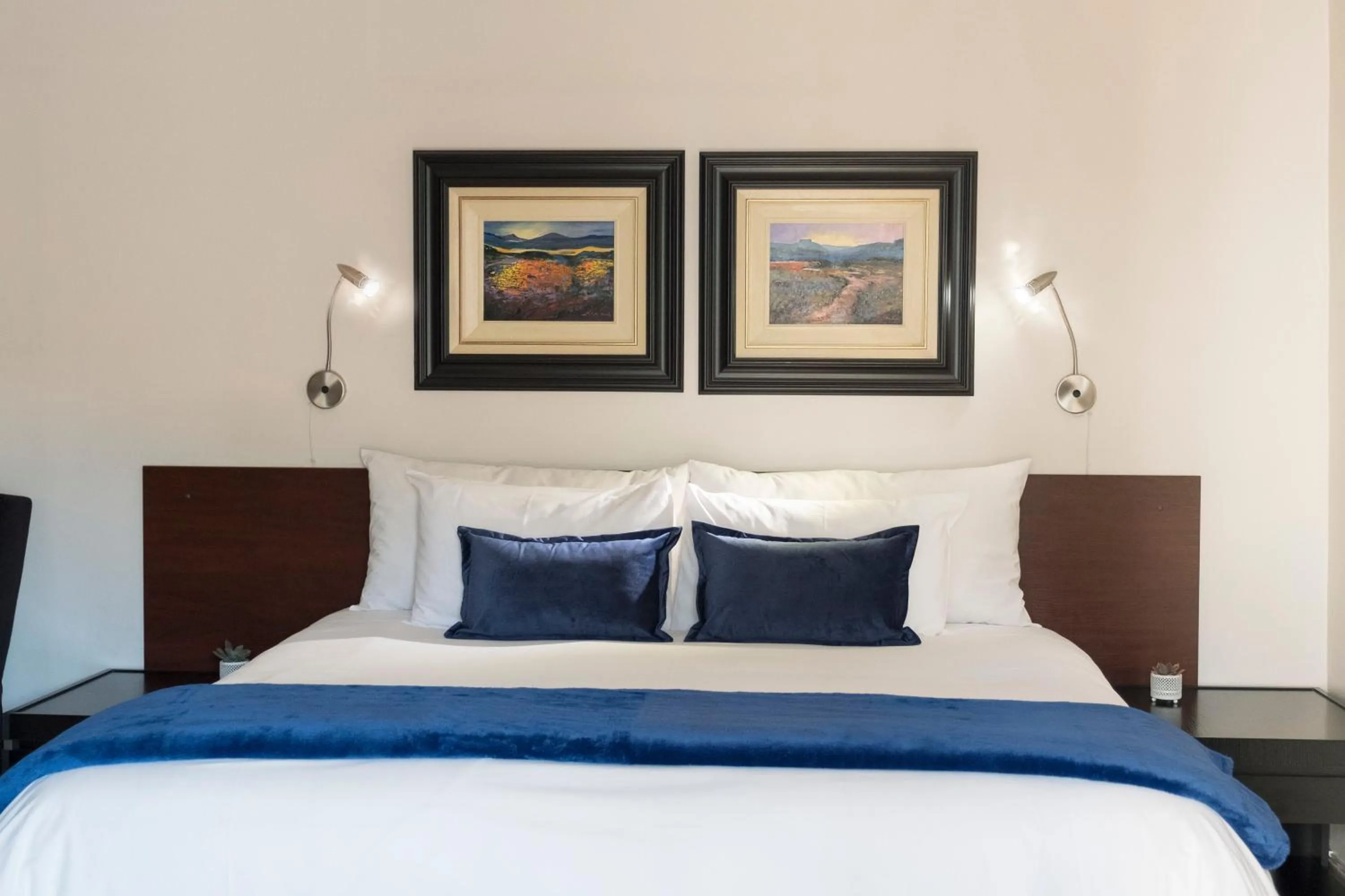 Bedroom, Bed in President Lodge