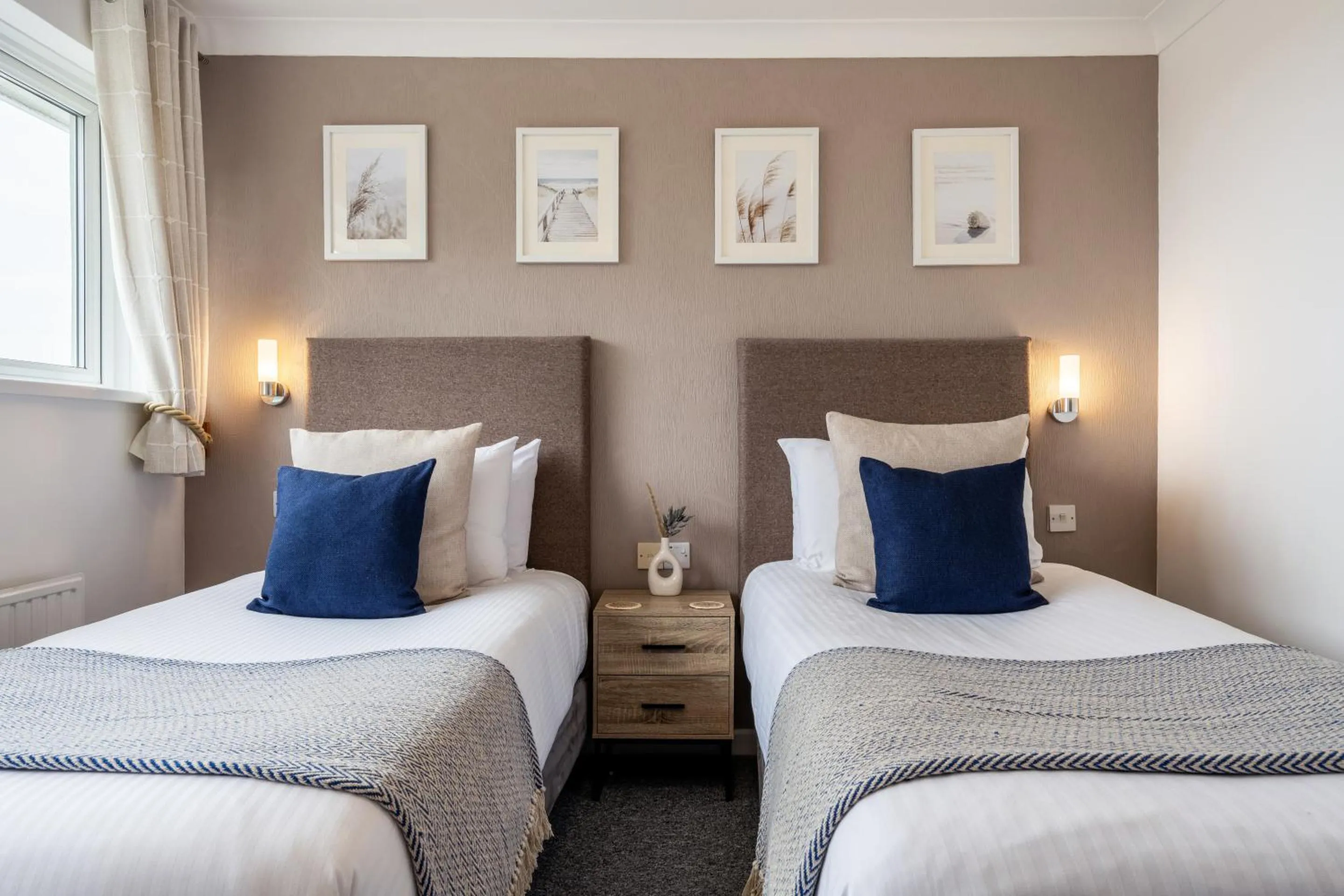 Bedroom, Bed in Inn For All Seasons