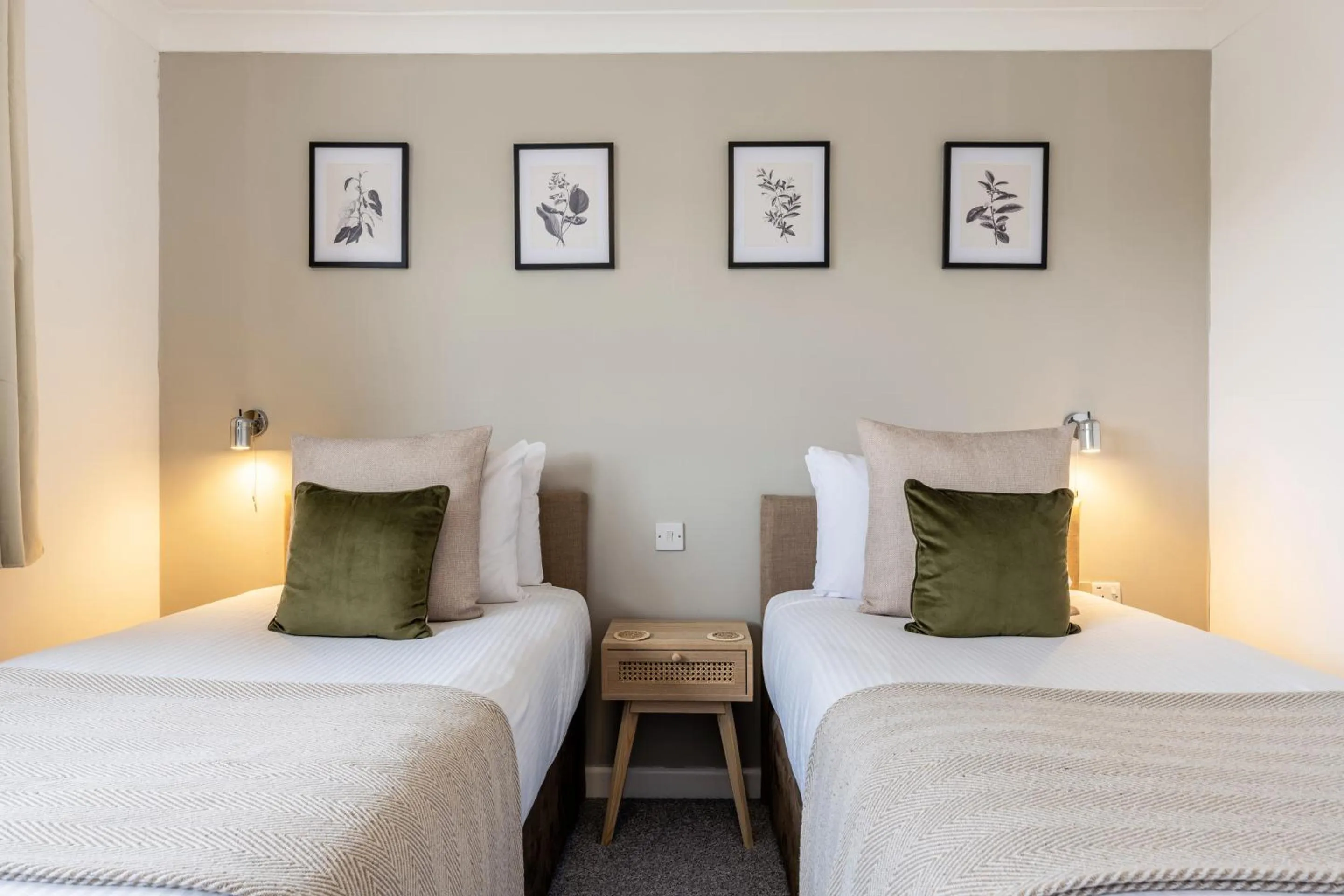 Bedroom, Bed in Inn For All Seasons