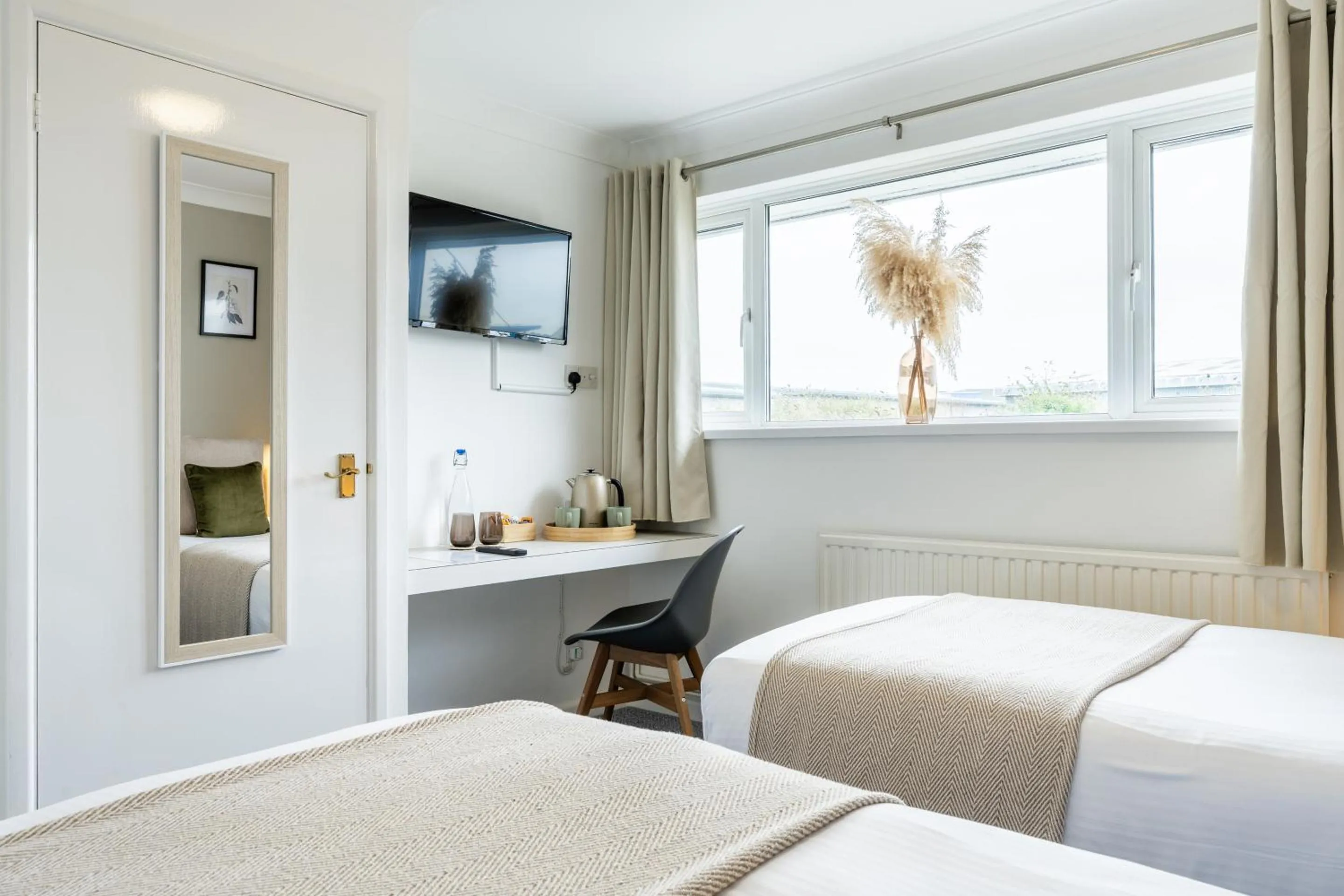 Bedroom, Bed in Inn For All Seasons