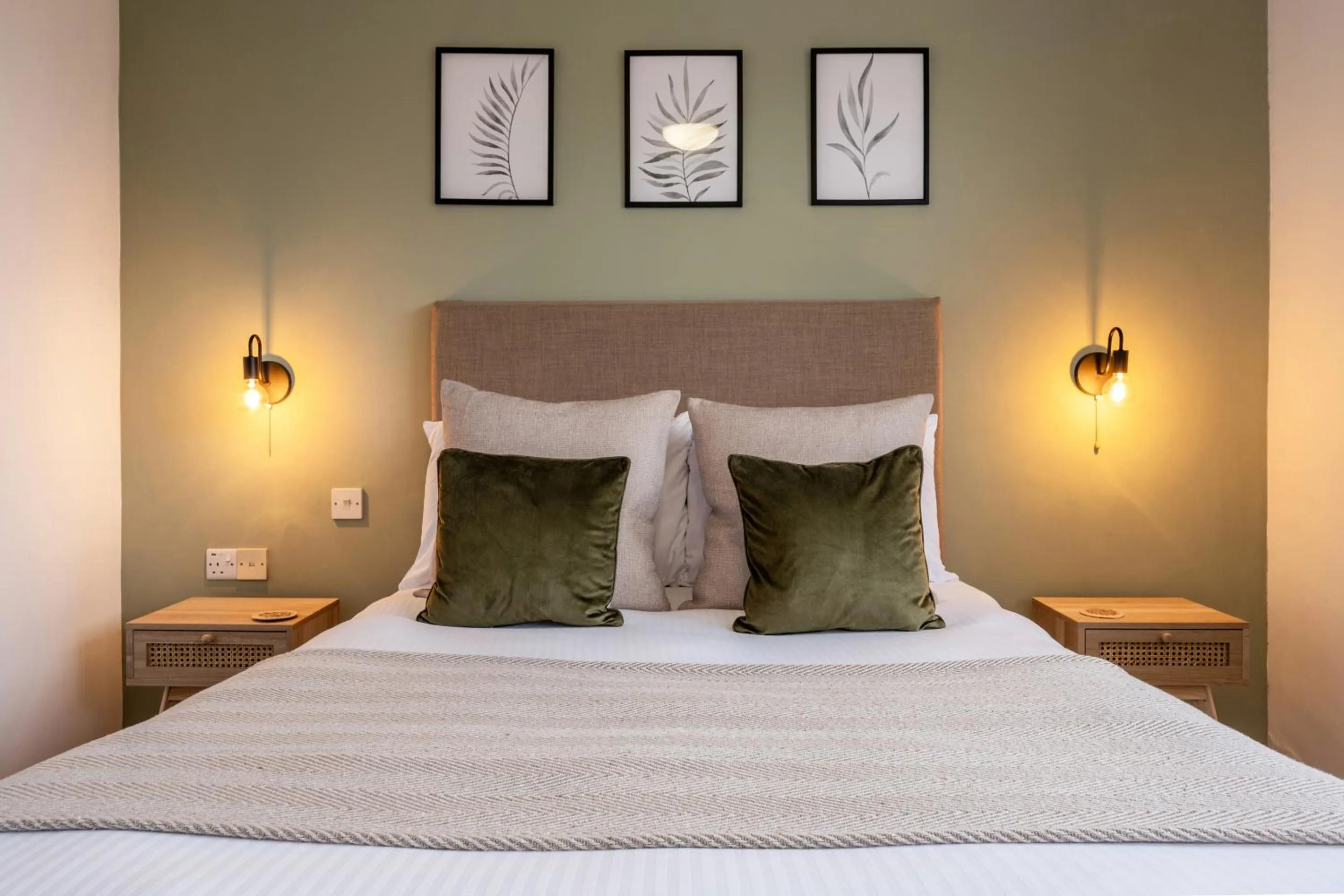 Bedroom, Bed in Inn For All Seasons