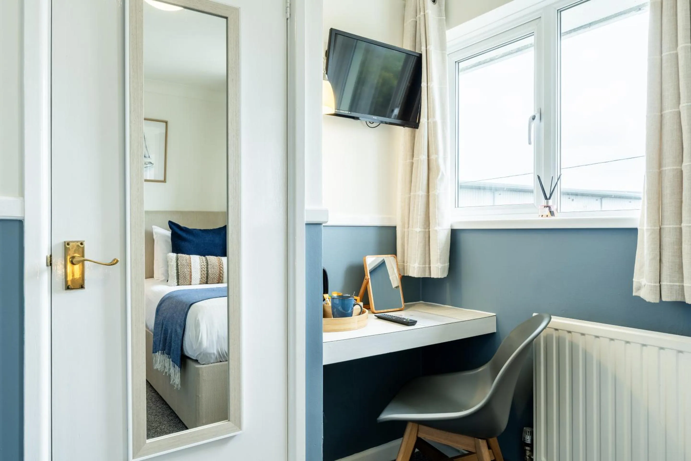 Bedroom, Bed in Inn For All Seasons