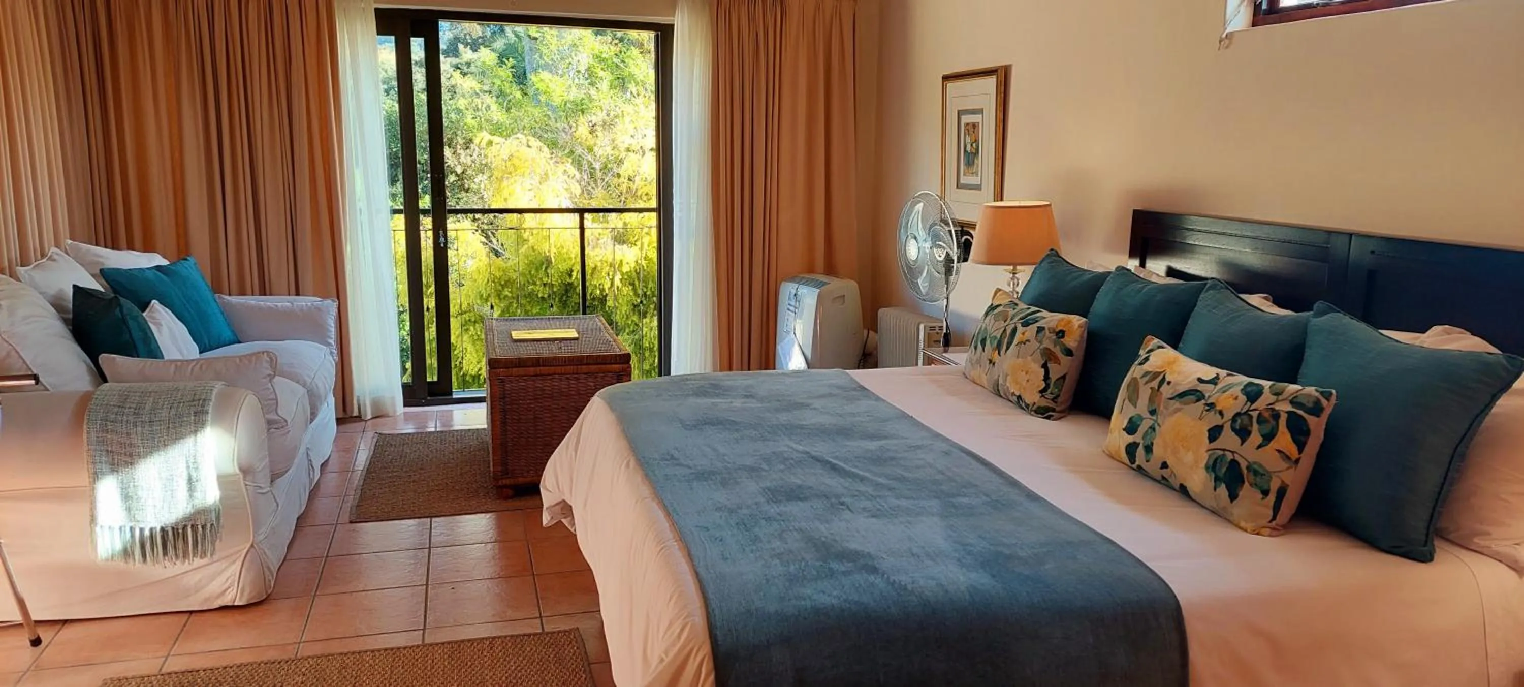 Patio, Bed in Riversong Guest House