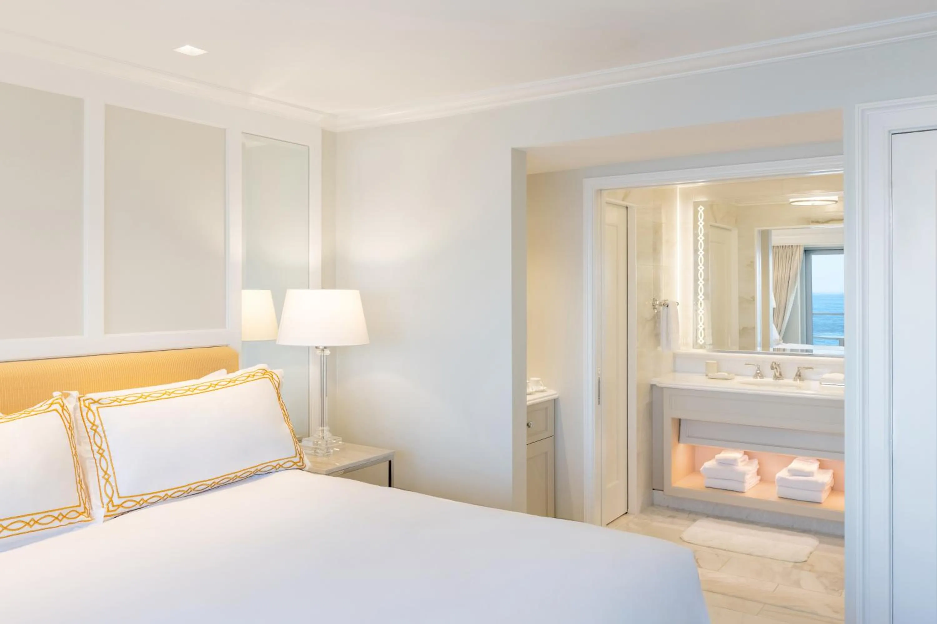 Bed in Surf & Sand Laguna Beach