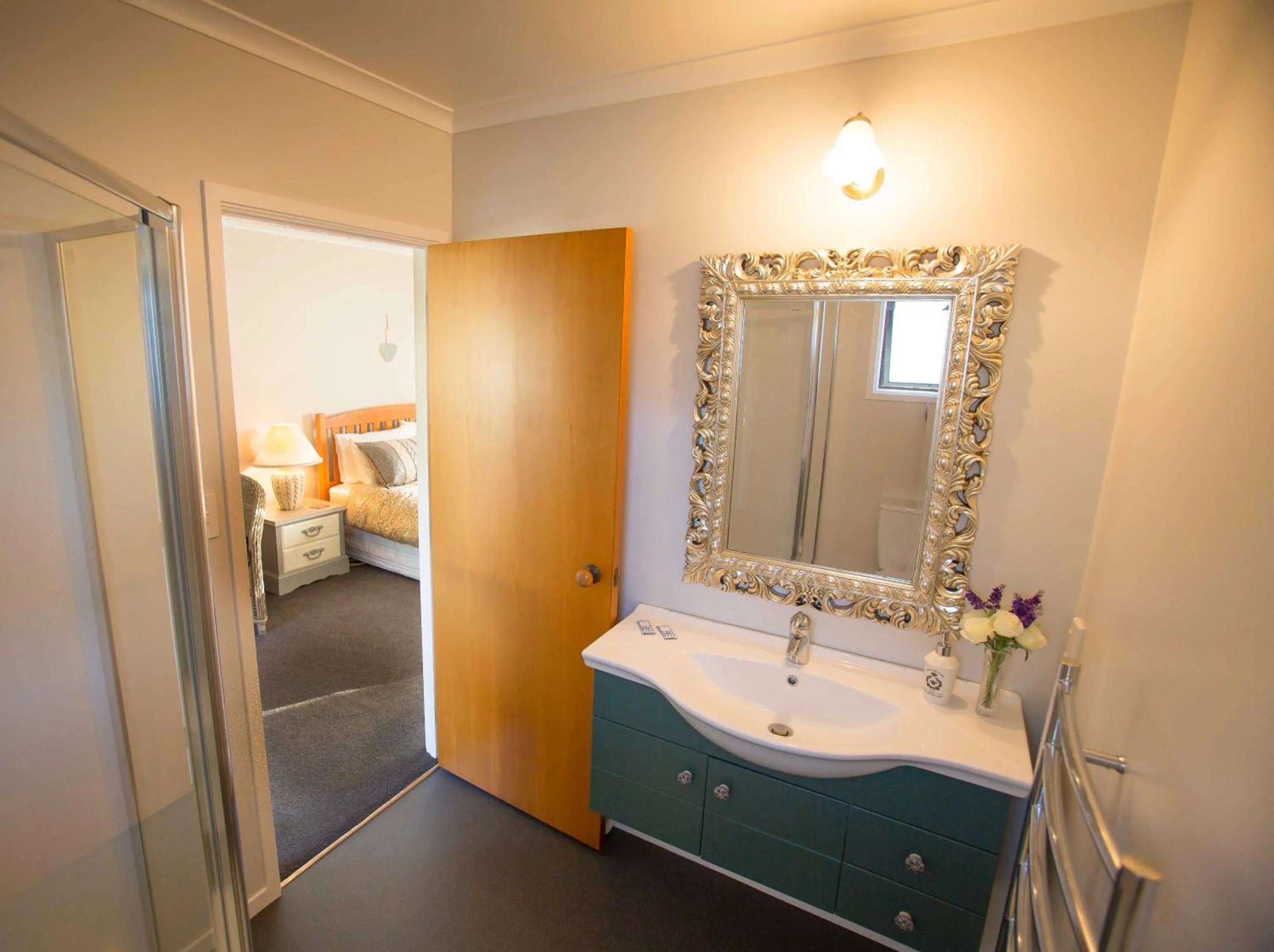 Shower, Bed in Rolling Hills Country Stay B&B