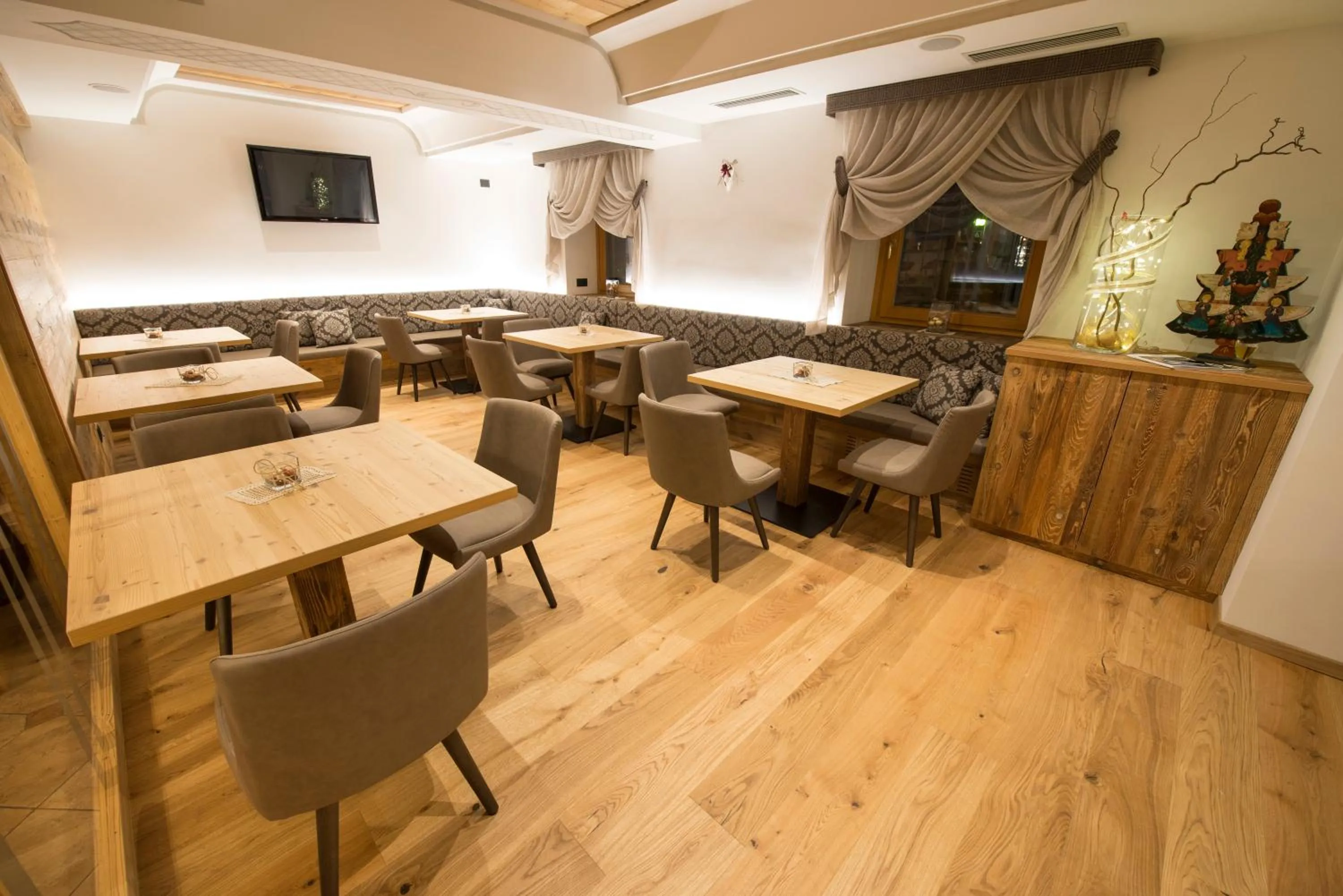 Communal lounge/ TV room in Active Hotel Monte Giner