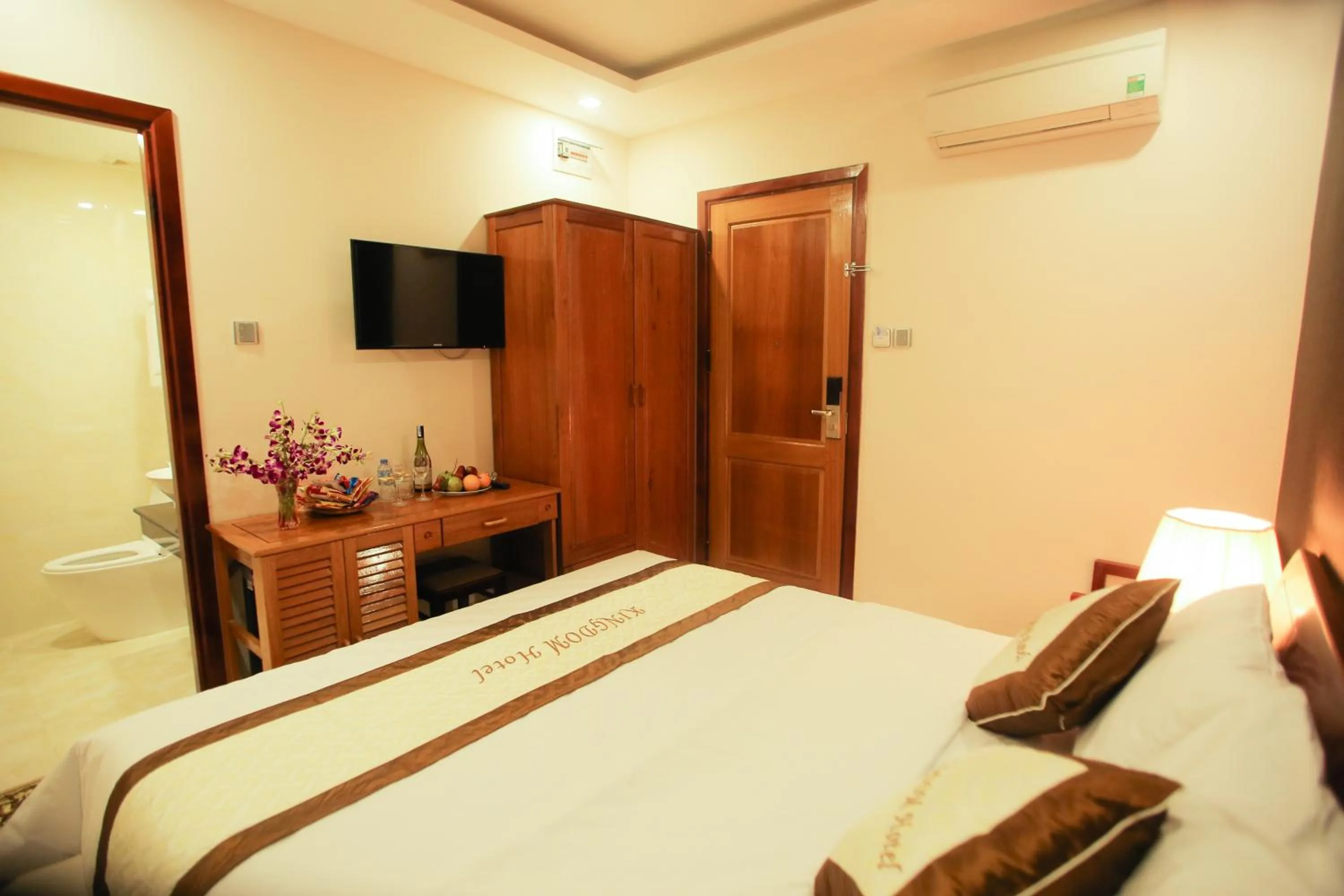 Photo of the whole room, Bed in Kingdom Danang Hotel