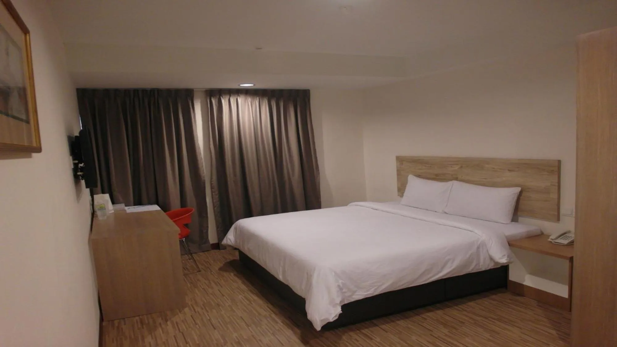 Photo of the whole room, Bed in Molek Garden Hotel