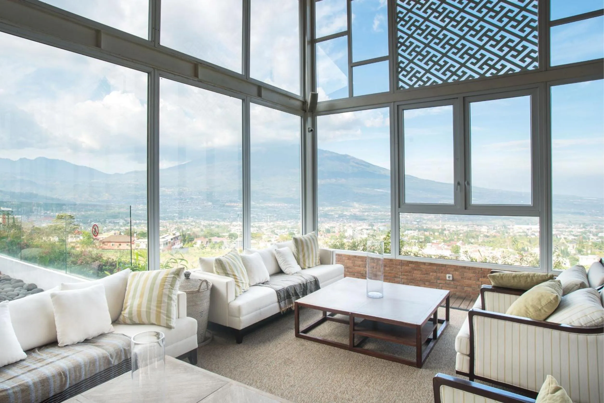 Lounge or bar in Amartahills Hotel and Resort