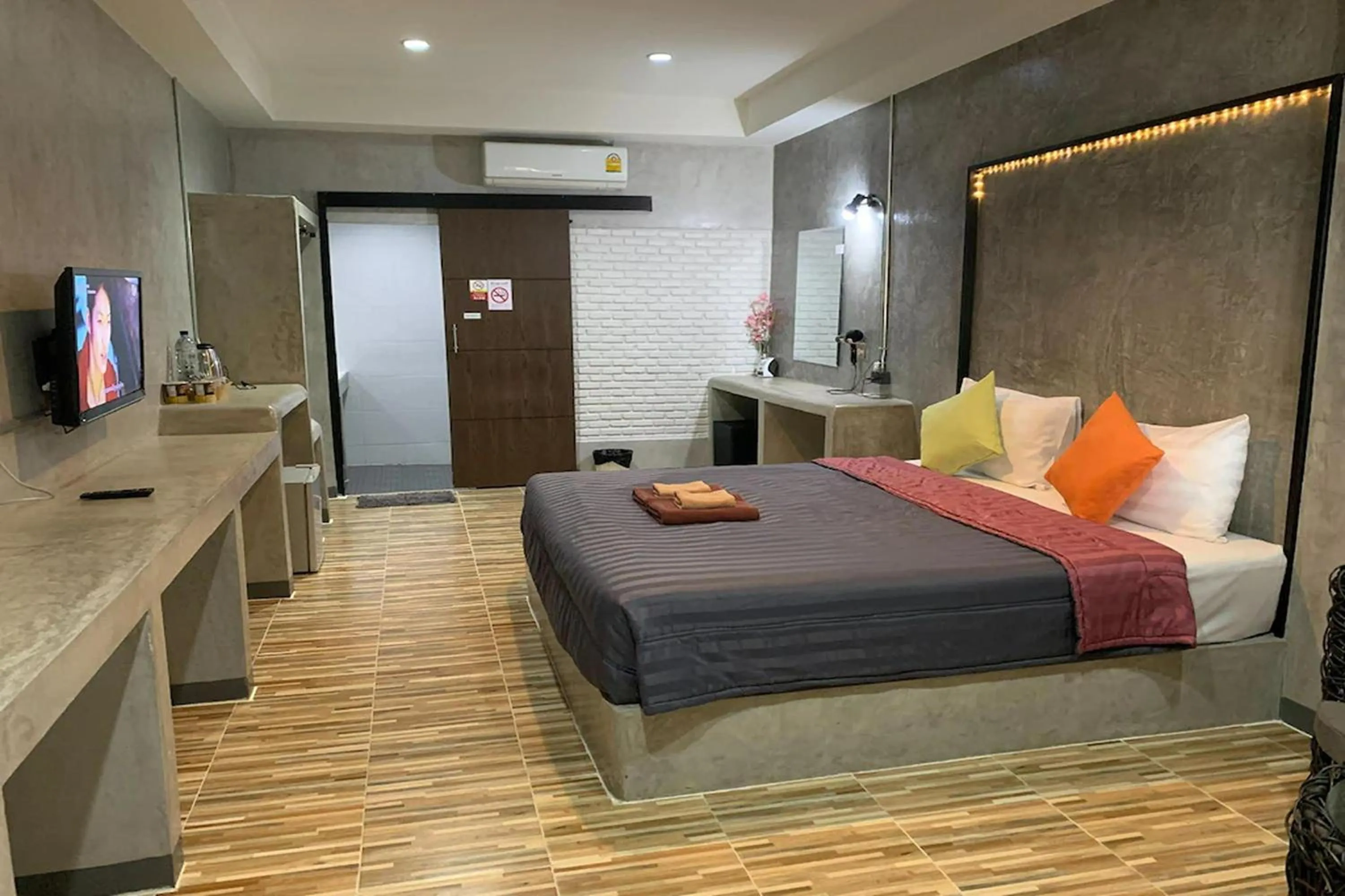 Photo of the whole room, Bed in The Loft @Chiangrai