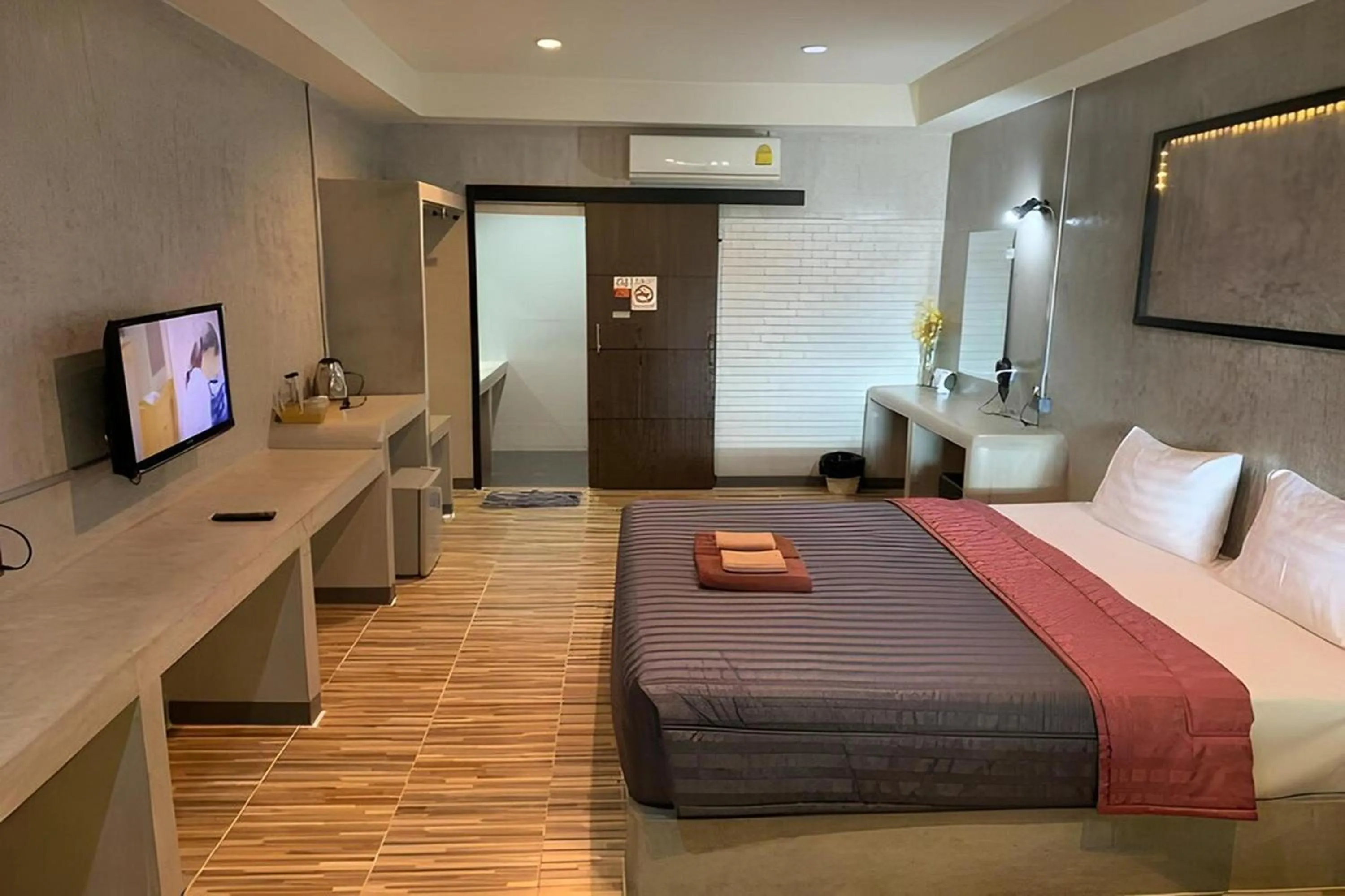 Photo of the whole room, Bed in The Loft @Chiangrai