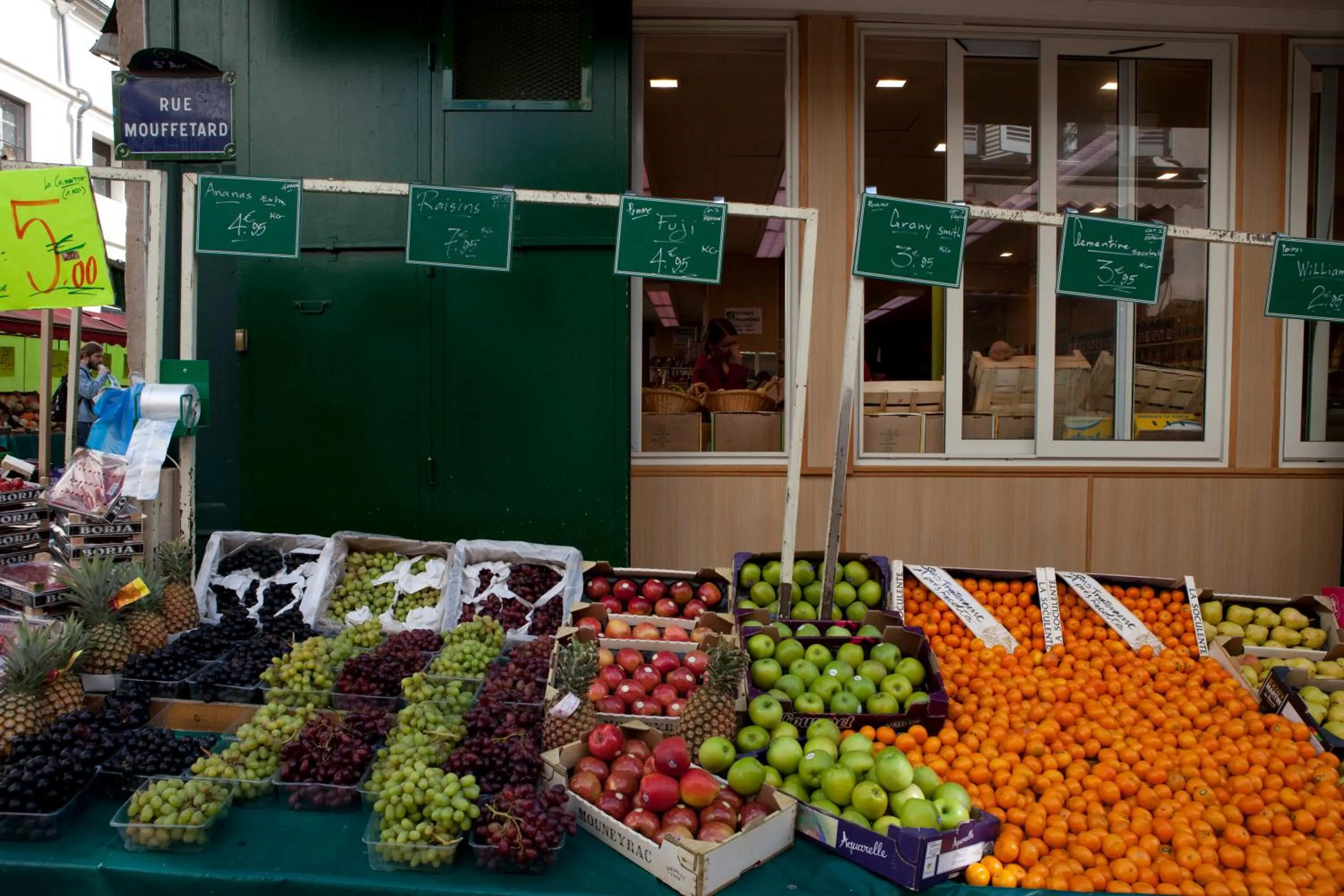Neighbourhood in Oops! Latin quarter by Hiphophostels
