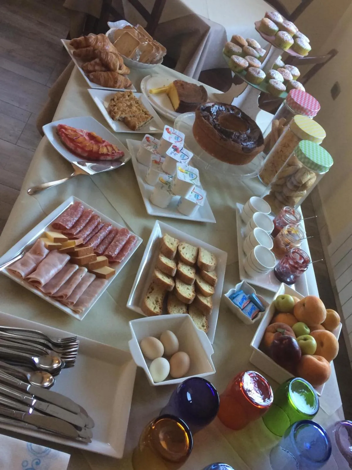 Food and drinks in Mama Lina