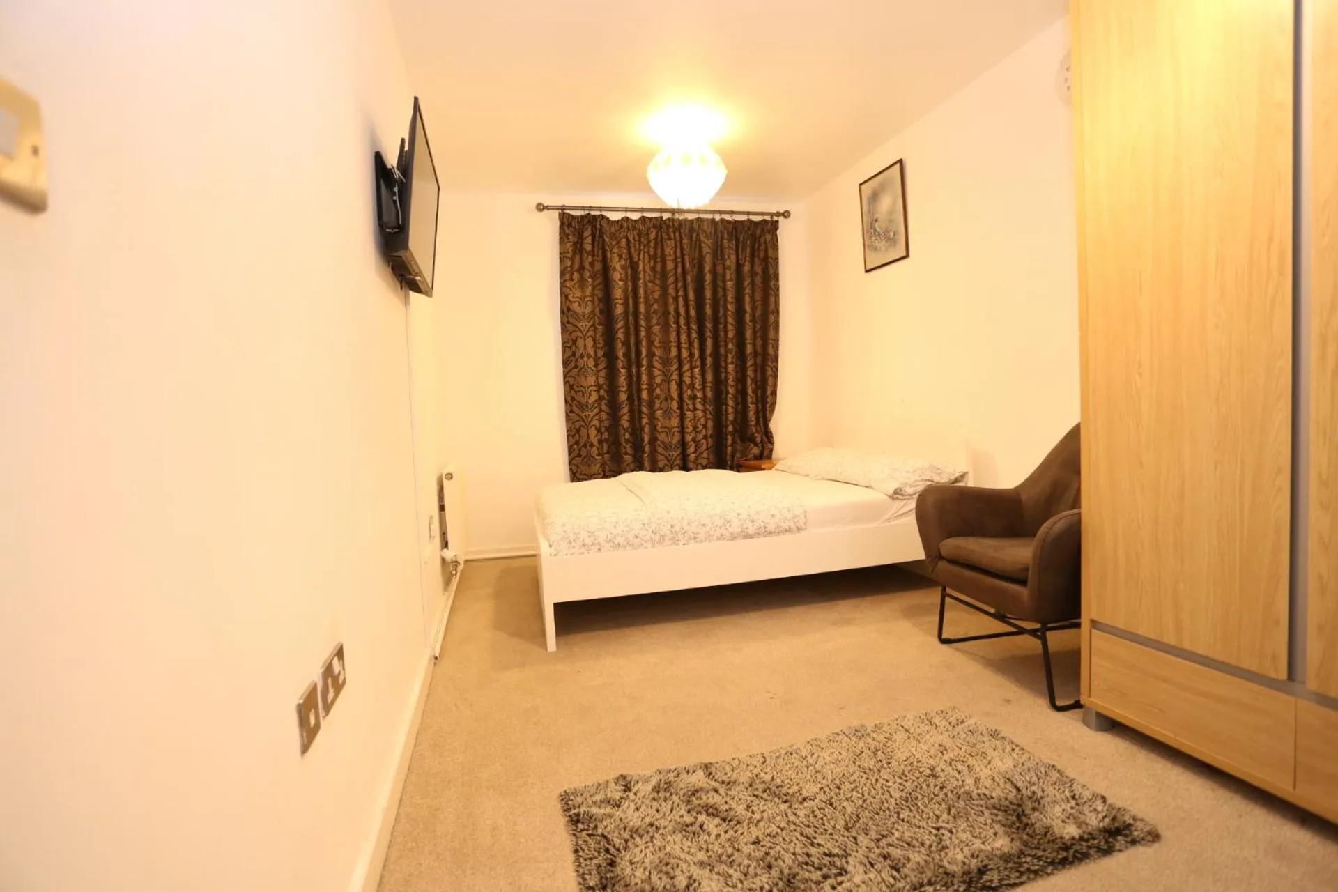 Bed in Bridge House Apartment