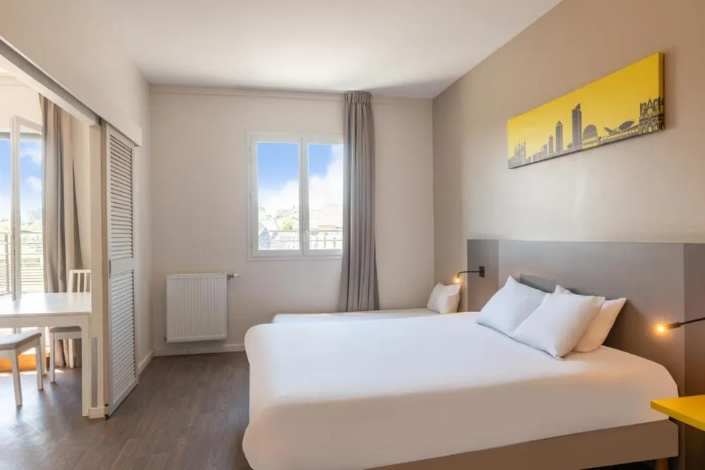 Bed in Westlodge Dardilly Lyon Nord