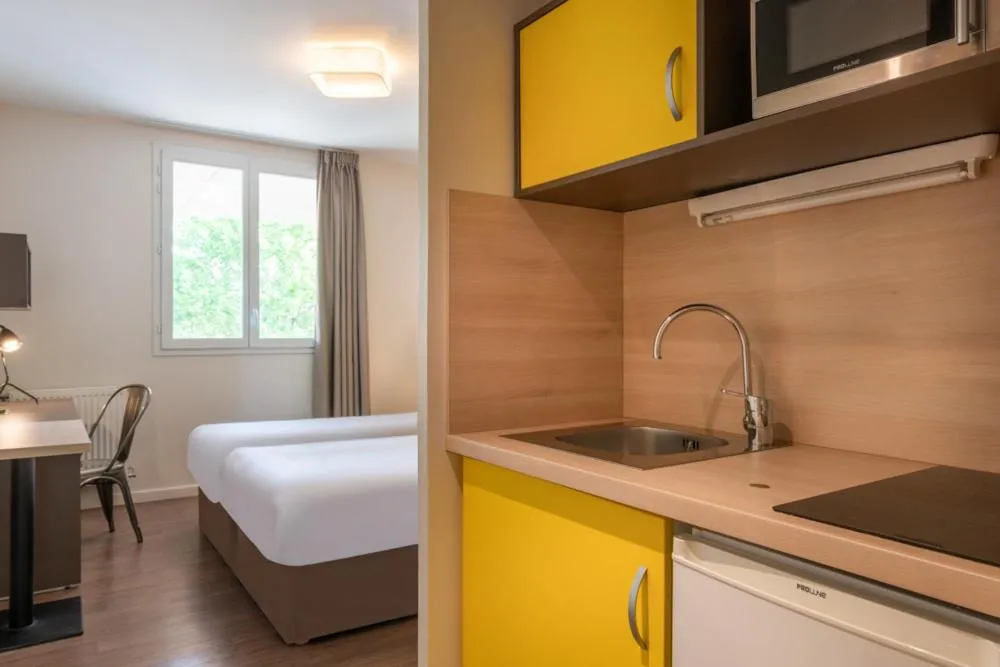 Bed in Westlodge Dardilly Lyon Nord