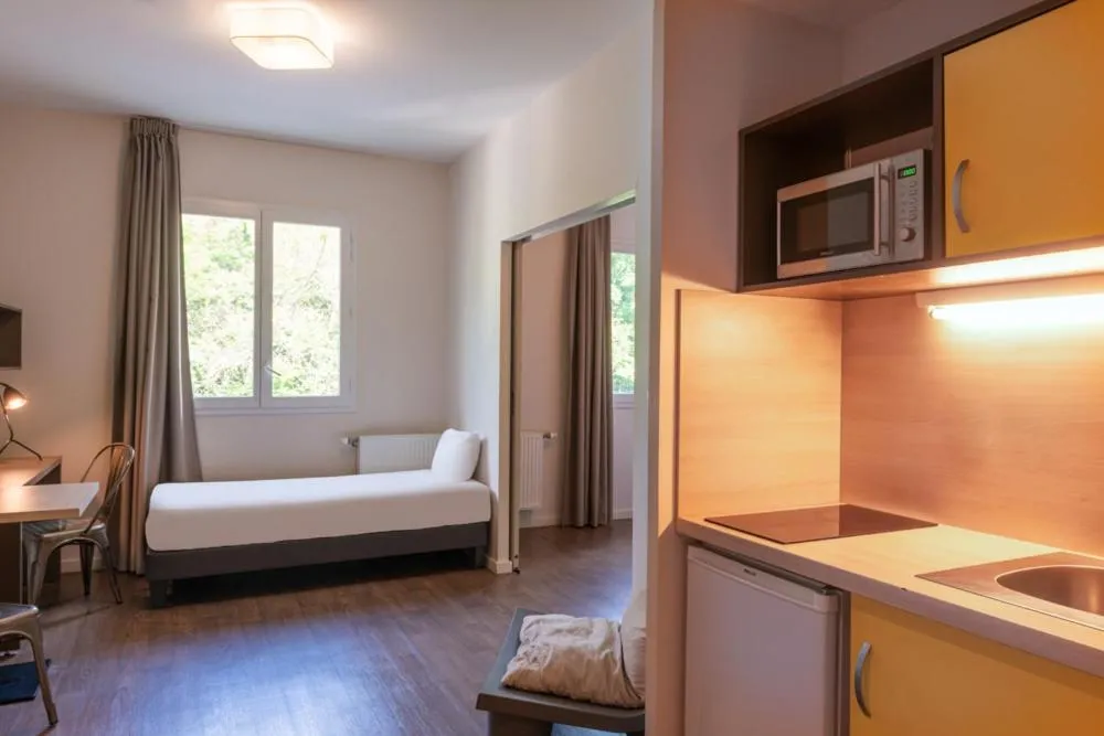 Bed in Westlodge Dardilly Lyon Nord