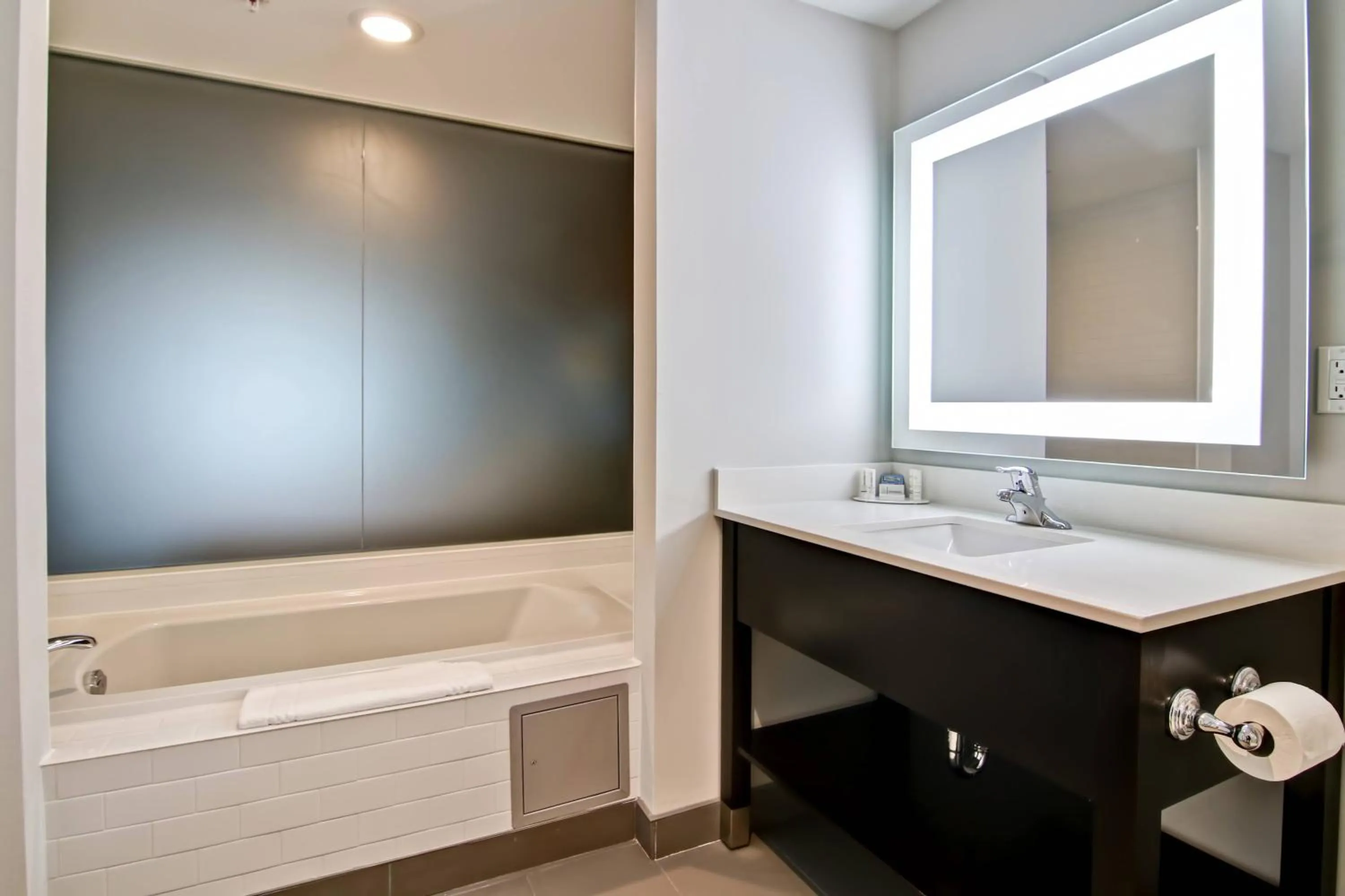 Bathroom in TownePlace Suites by Marriott Kincardine