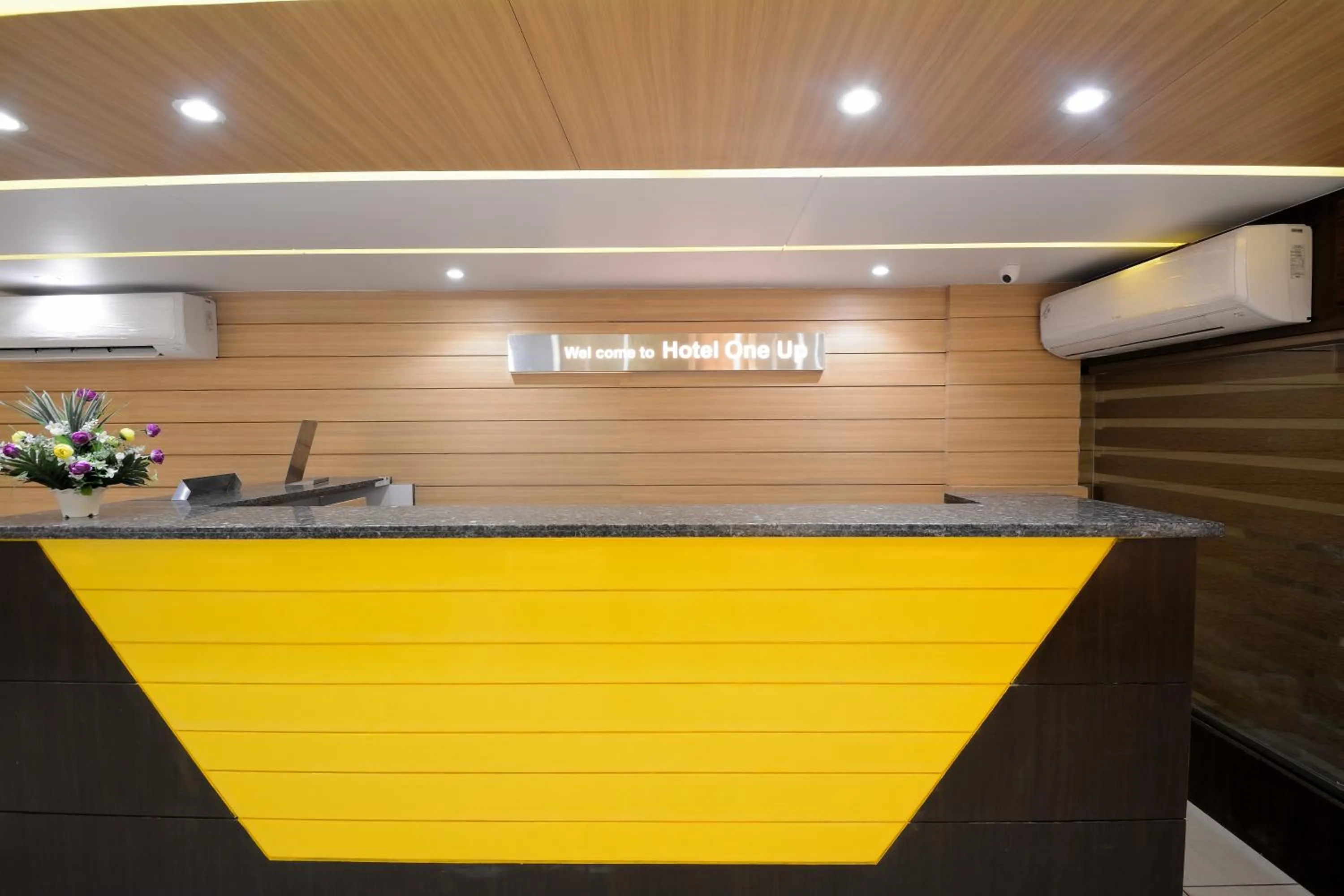 Restaurant/places to eat in Hotel One Up