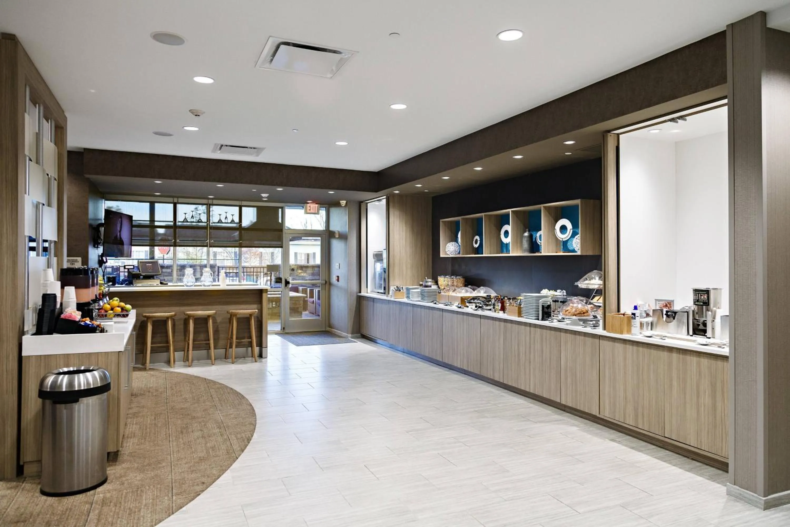 Restaurant/places to eat in SpringHill Suites by Marriott Somerset Franklin Township