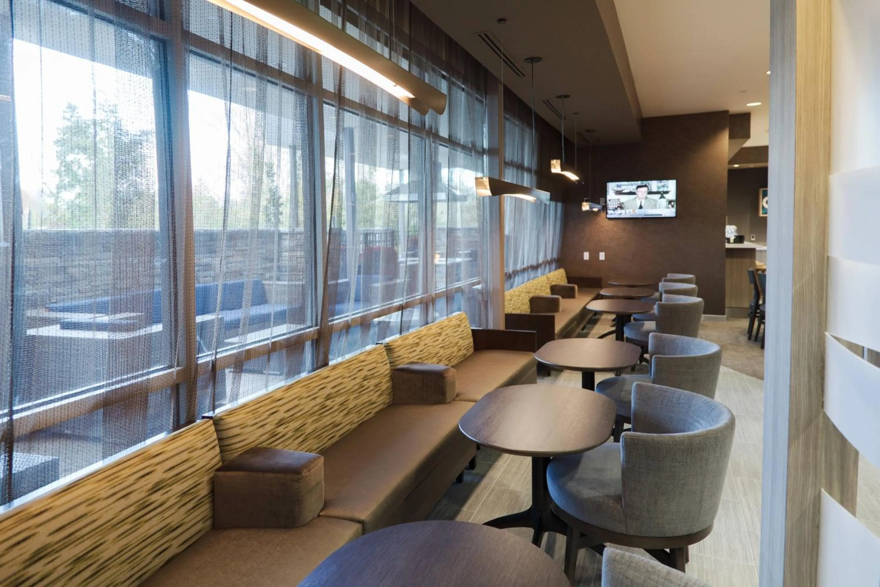 Restaurant/places to eat in SpringHill Suites by Marriott Somerset Franklin Township