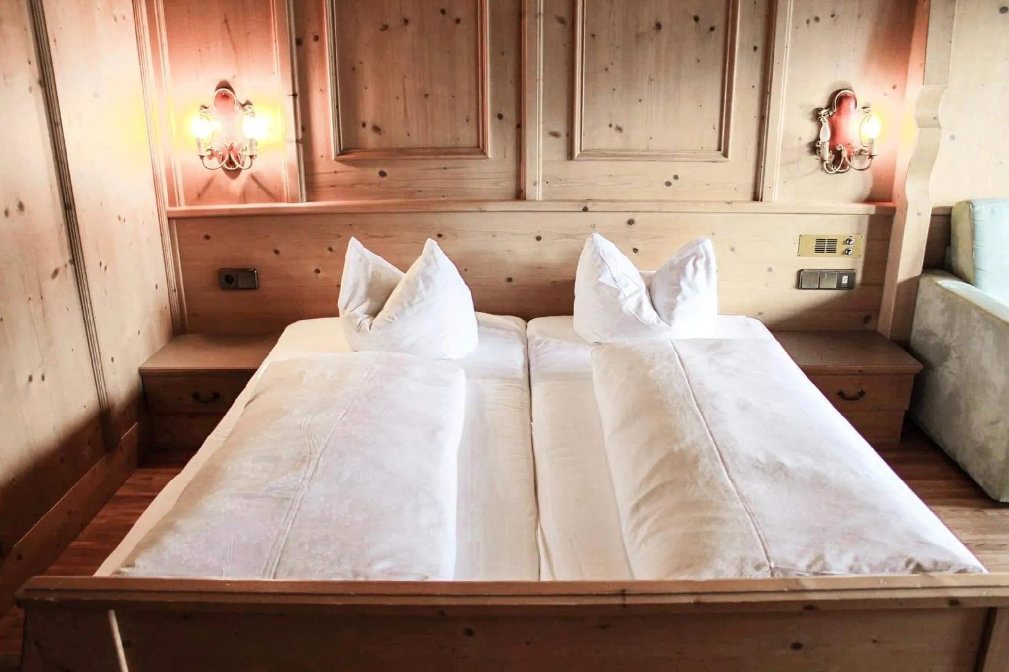 Bed in Hotel Pension Weiratherhof