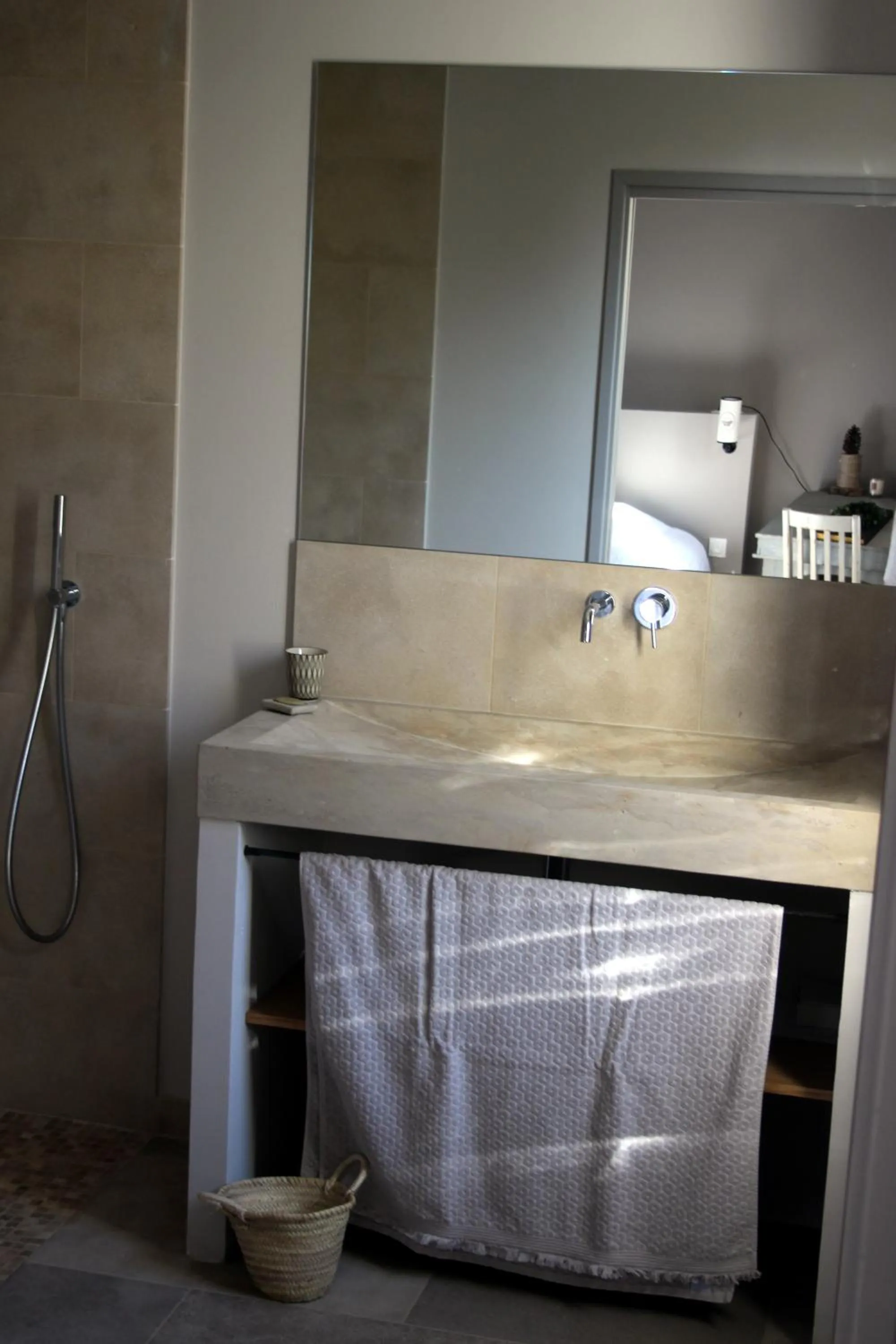 Bathroom in La Magnanerie de l'Isle B&B