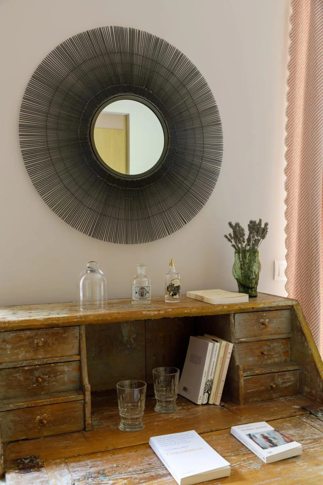 Decorative detail in La Magnanerie de l'Isle B&B