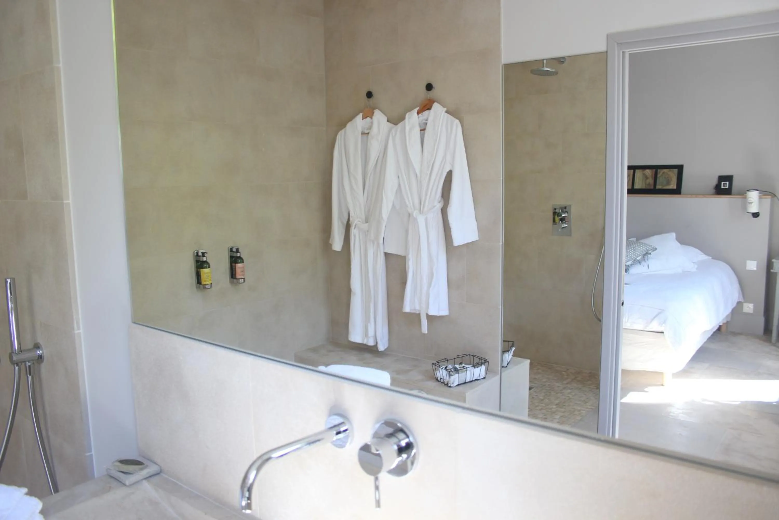 Bathroom in La Magnanerie de l'Isle B&B