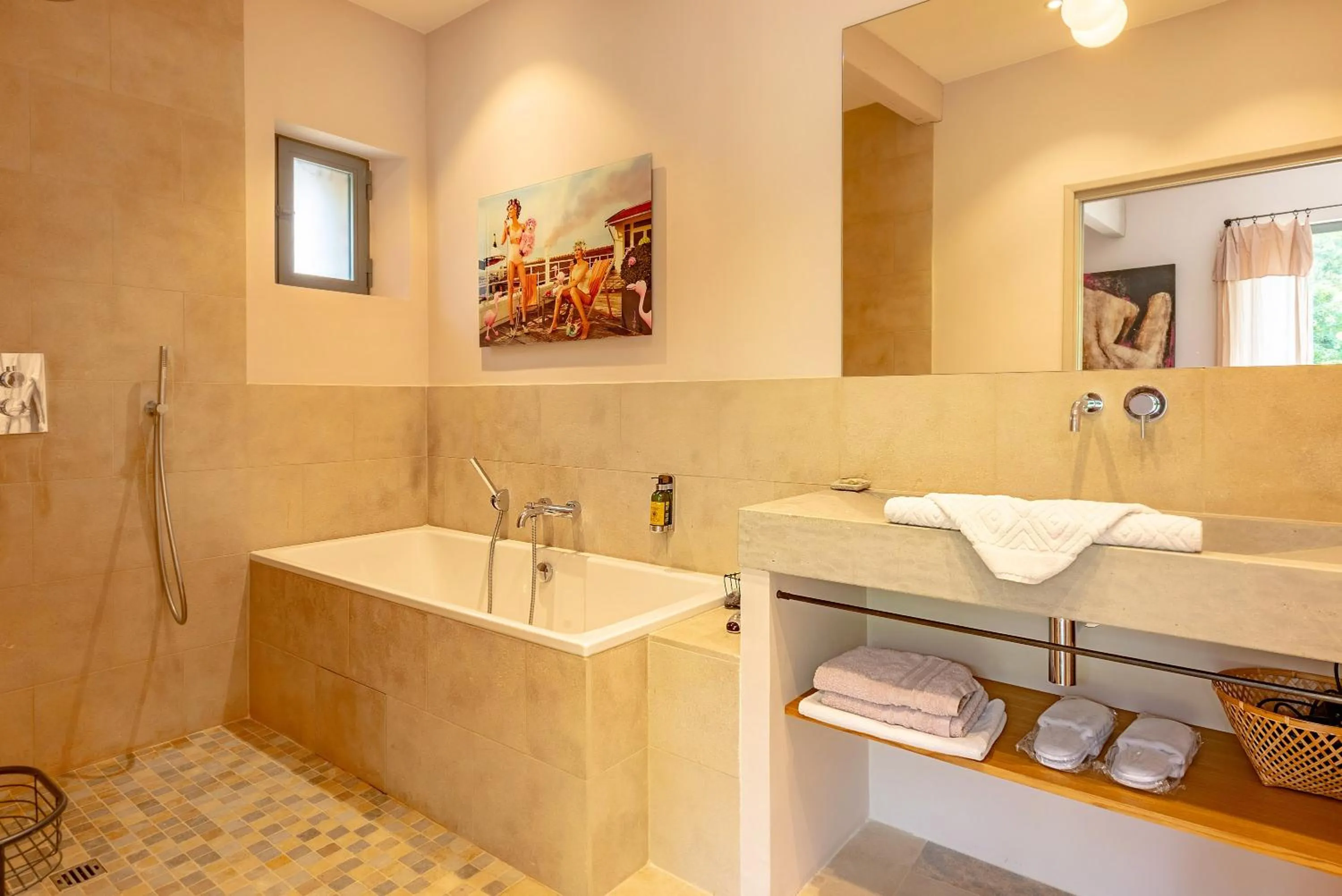 Shower in La Magnanerie de l'Isle B&B