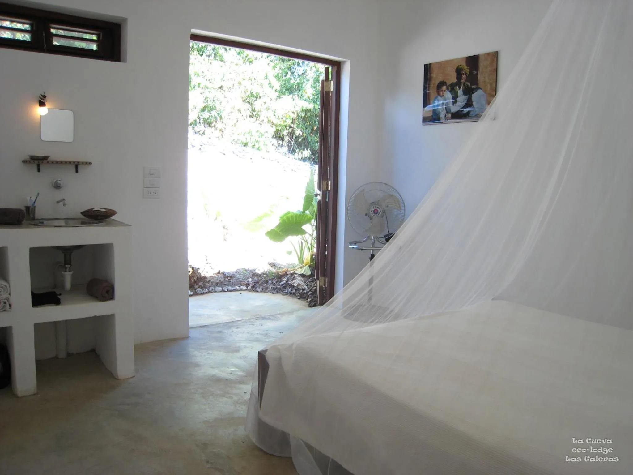 Bathroom, Bed in La Cueva Eco-Lodge