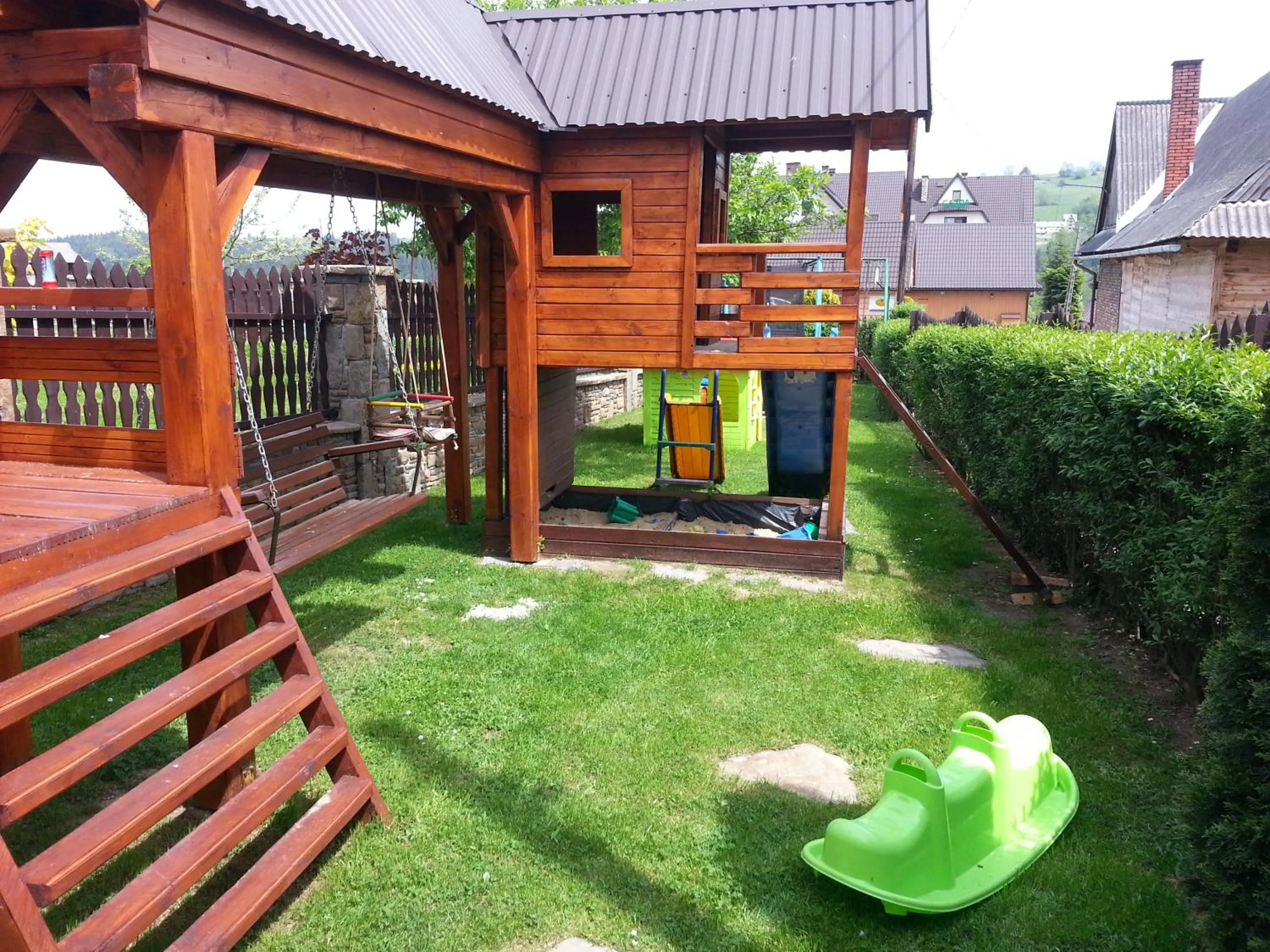 Children play ground in U Hani w pobliżu Gorący Potok i Termy