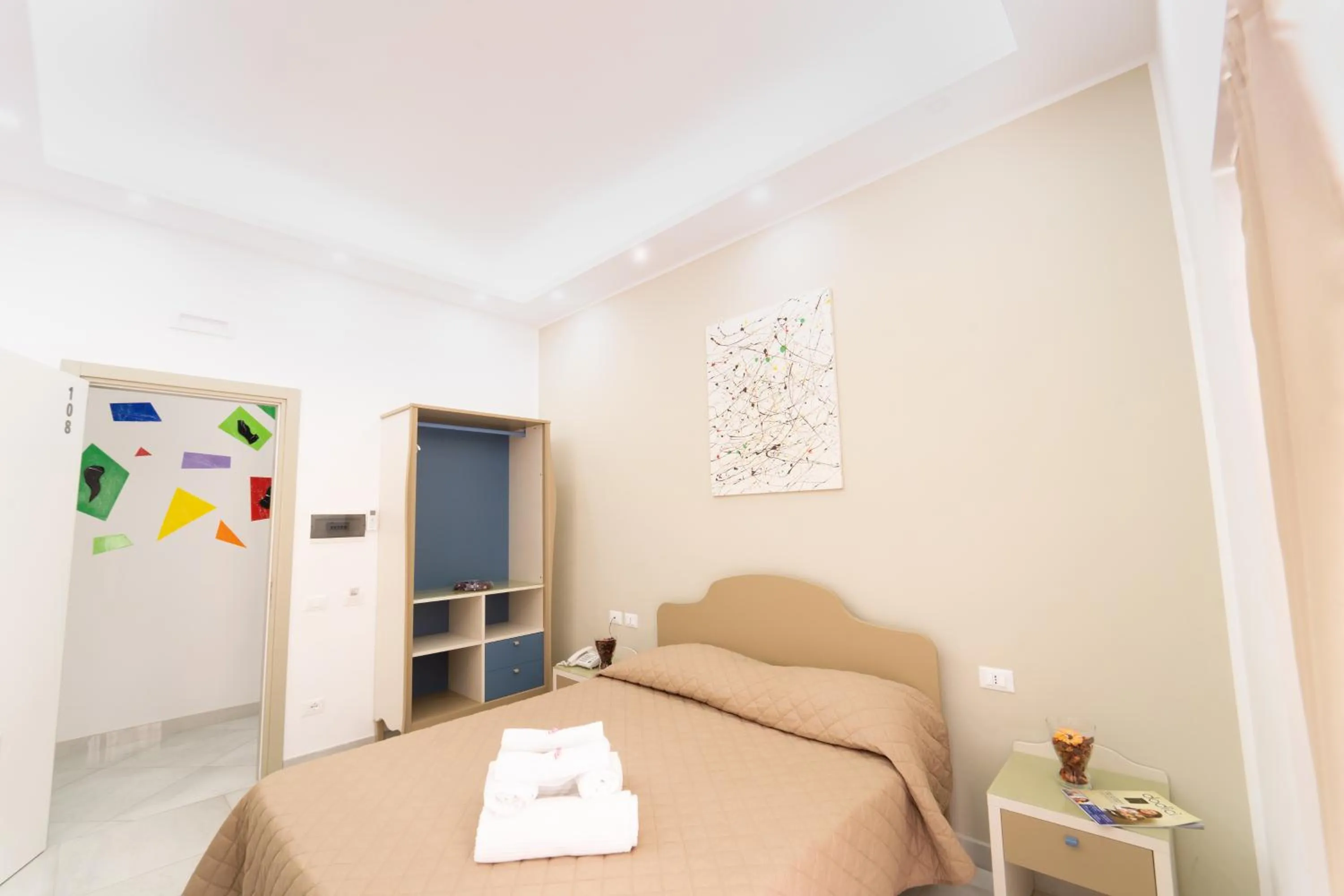 Living room, Bed in Royal Art H Duomo - Napoli Centro, by ClaPa Group