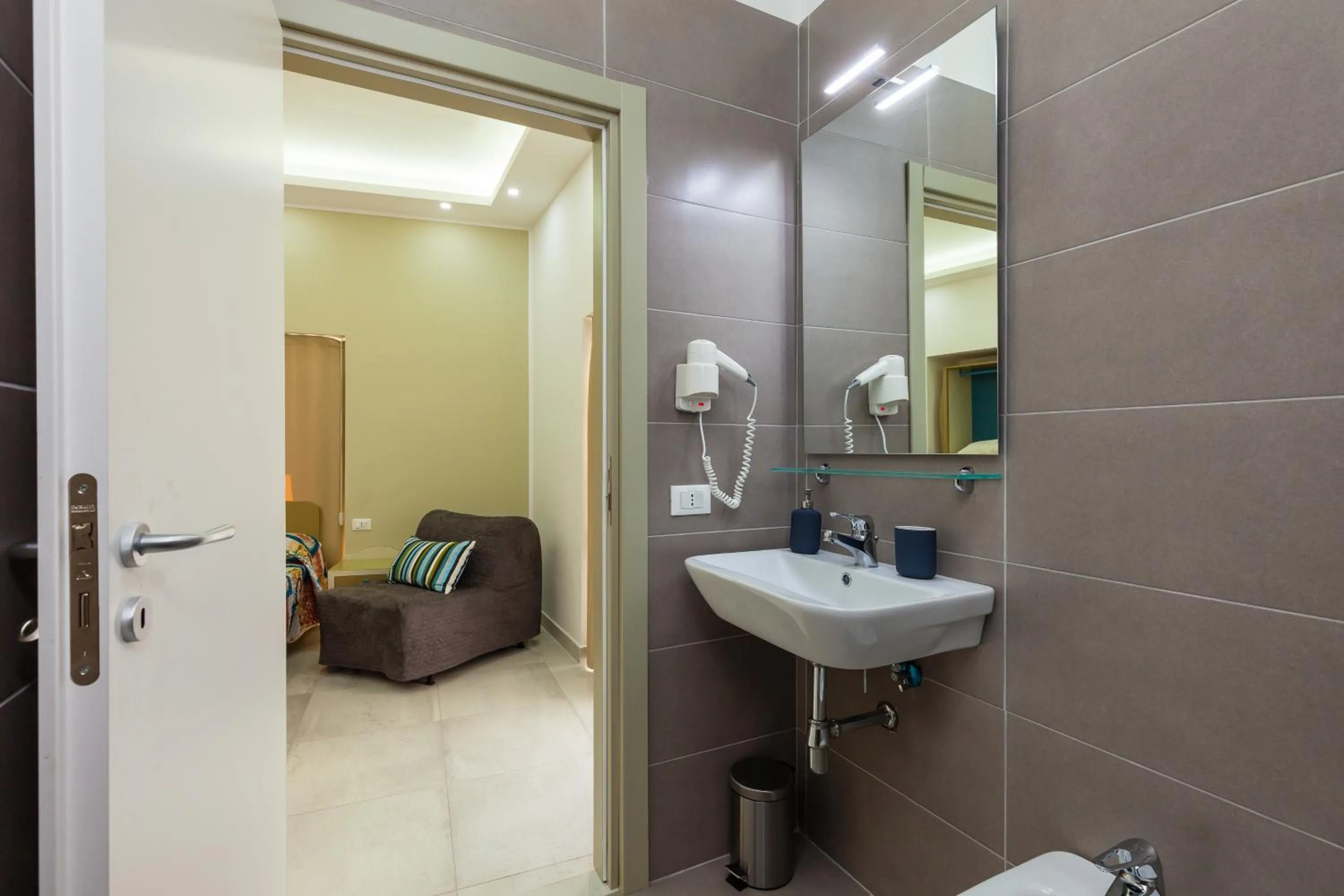 Photo of the whole room in Royal Art H Duomo - Napoli Centro, by ClaPa Group