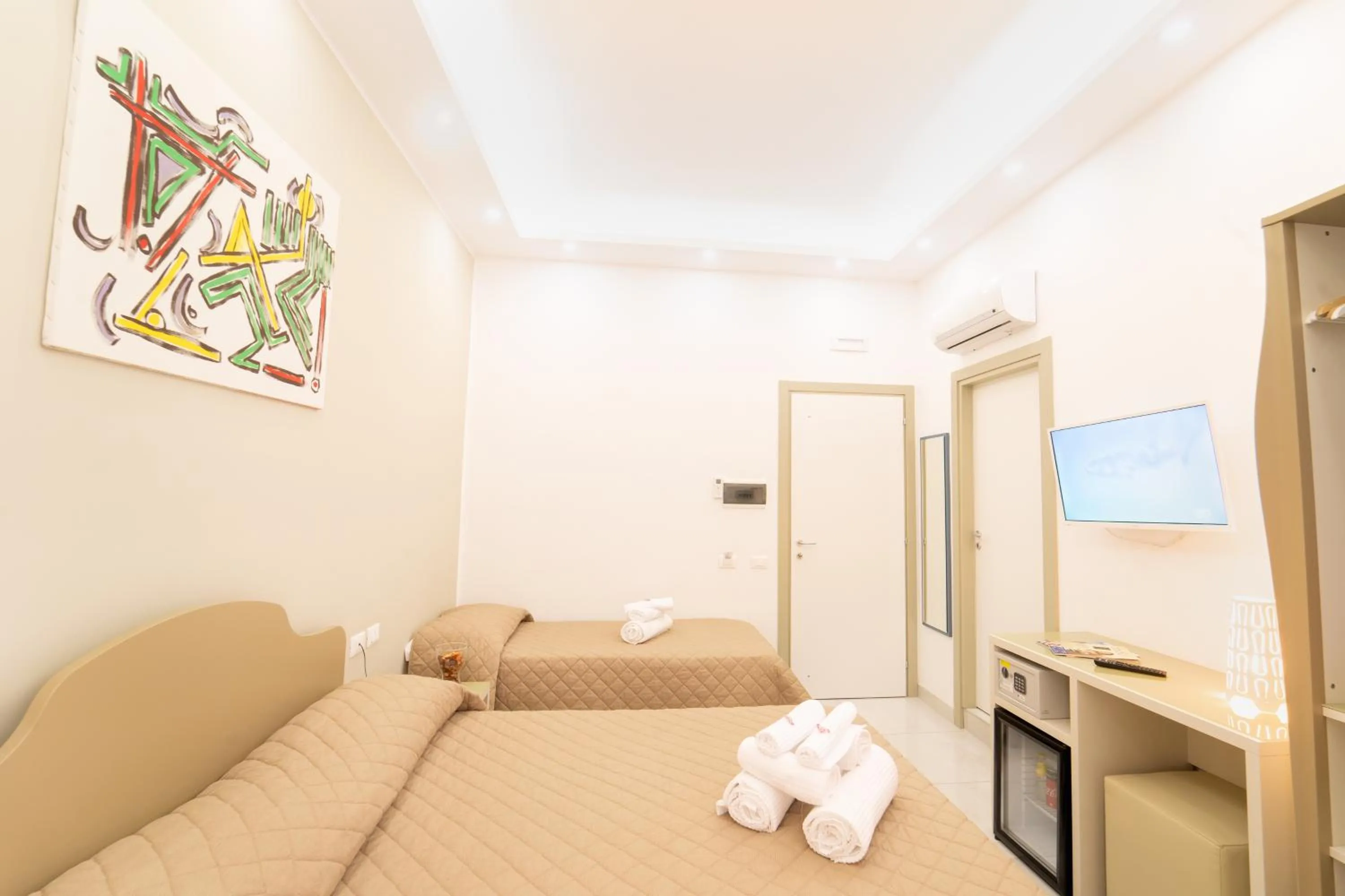 Shower, Bed in Royal Art H Duomo - Napoli Centro, by ClaPa Group