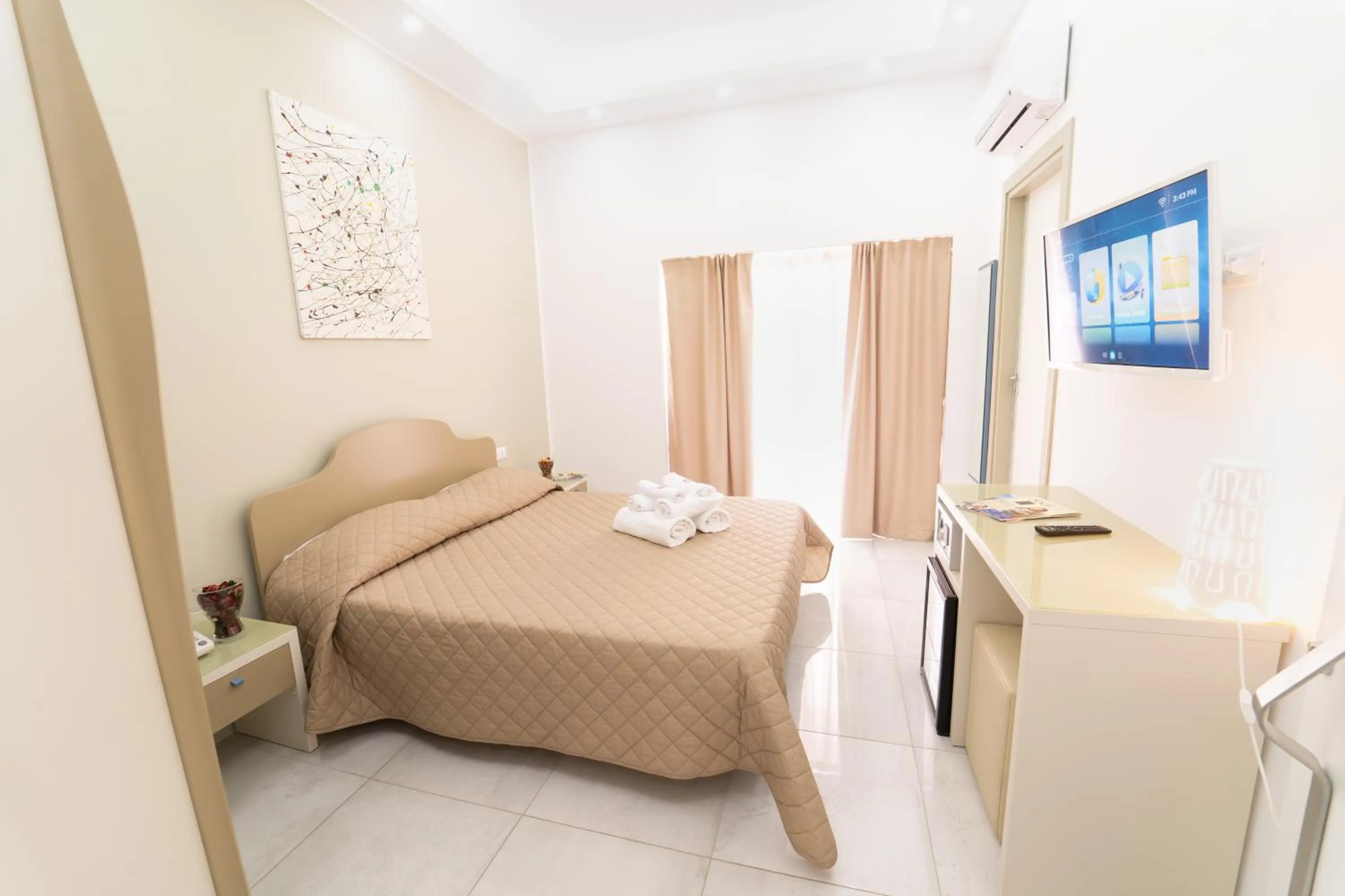 Living room, Bed in Royal Art H Duomo - Napoli Centro, by ClaPa Group