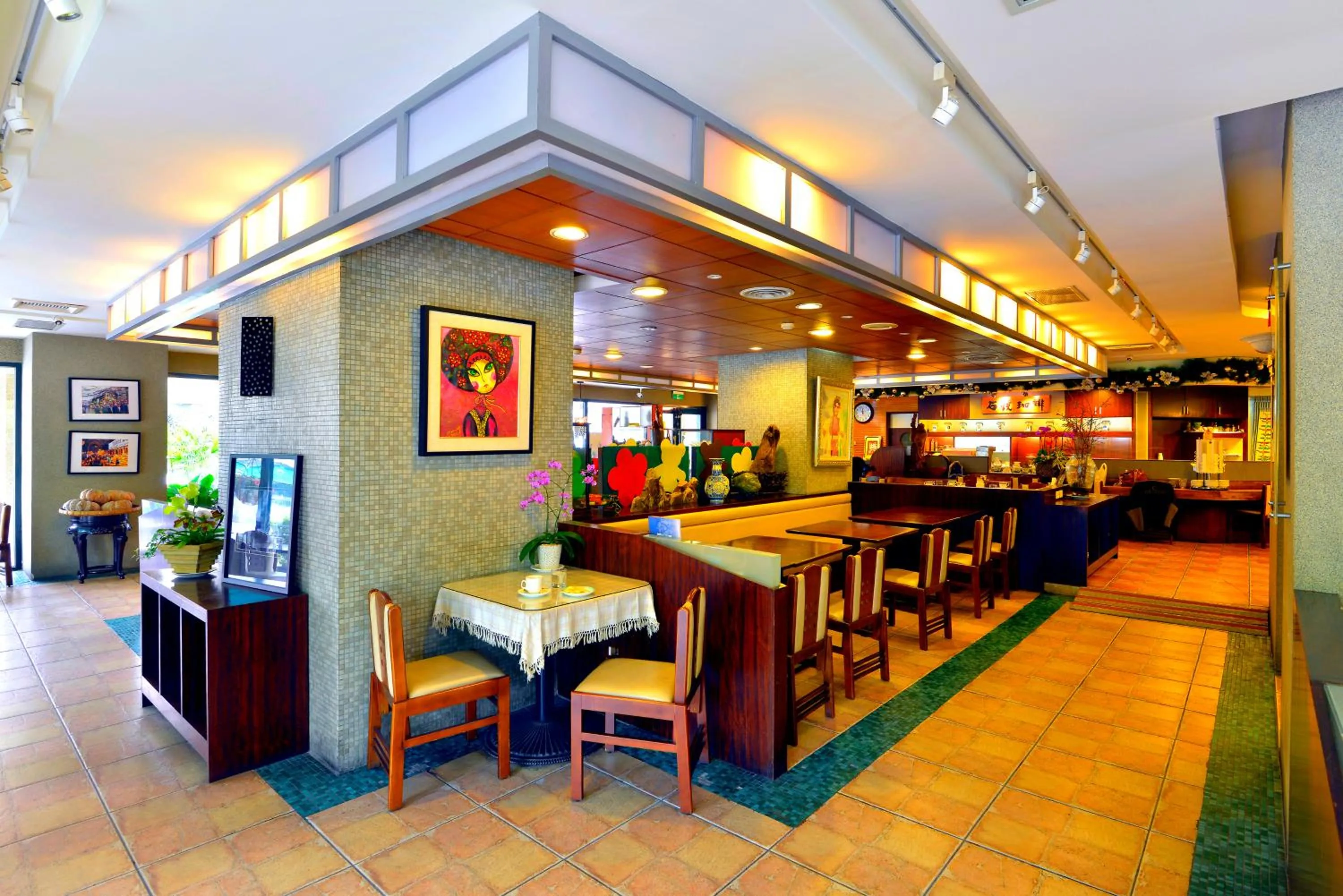 Restaurant/places to eat in Apollo Hotel