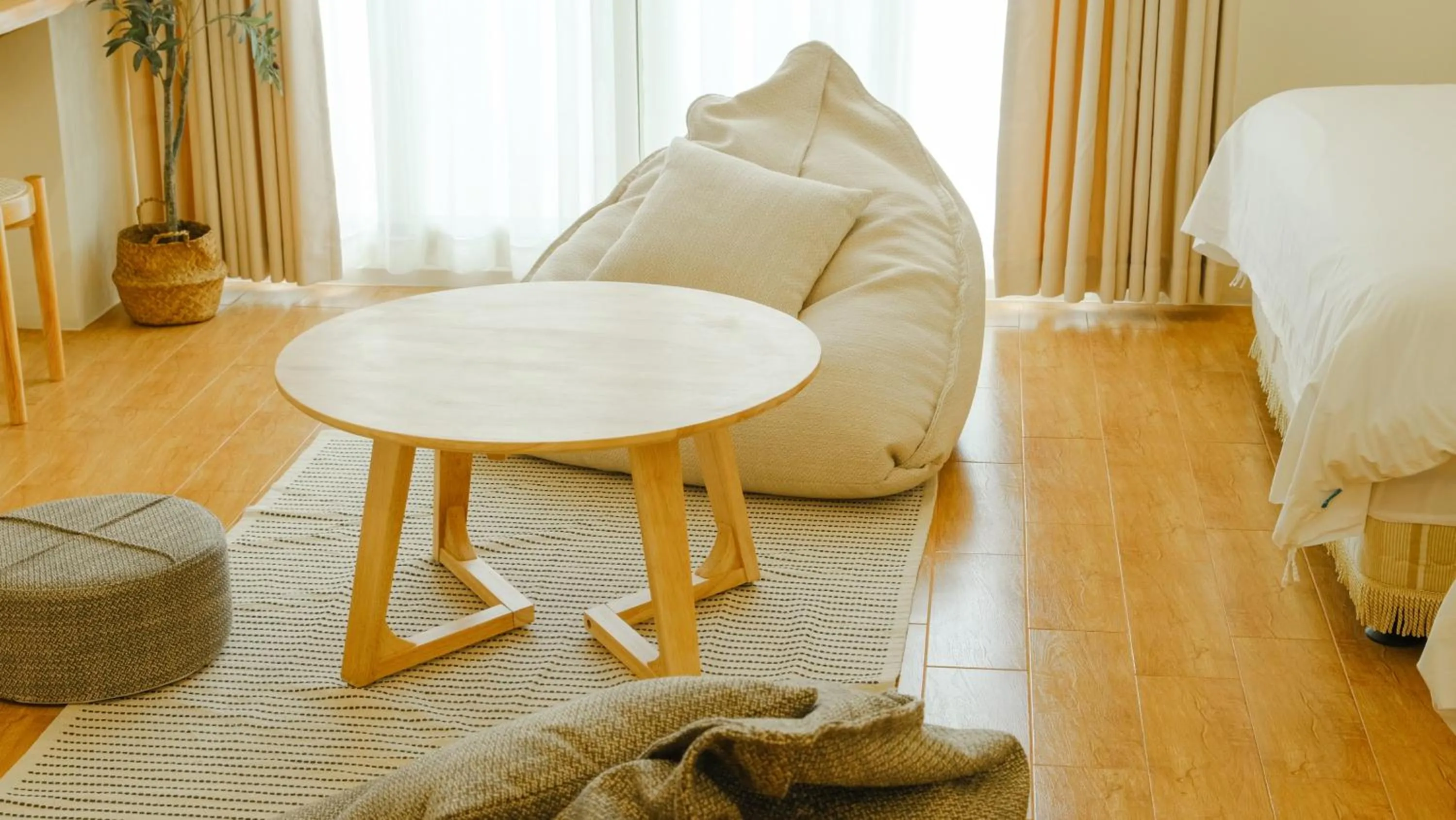Seating area, Bed in Cozy Blue B&B
