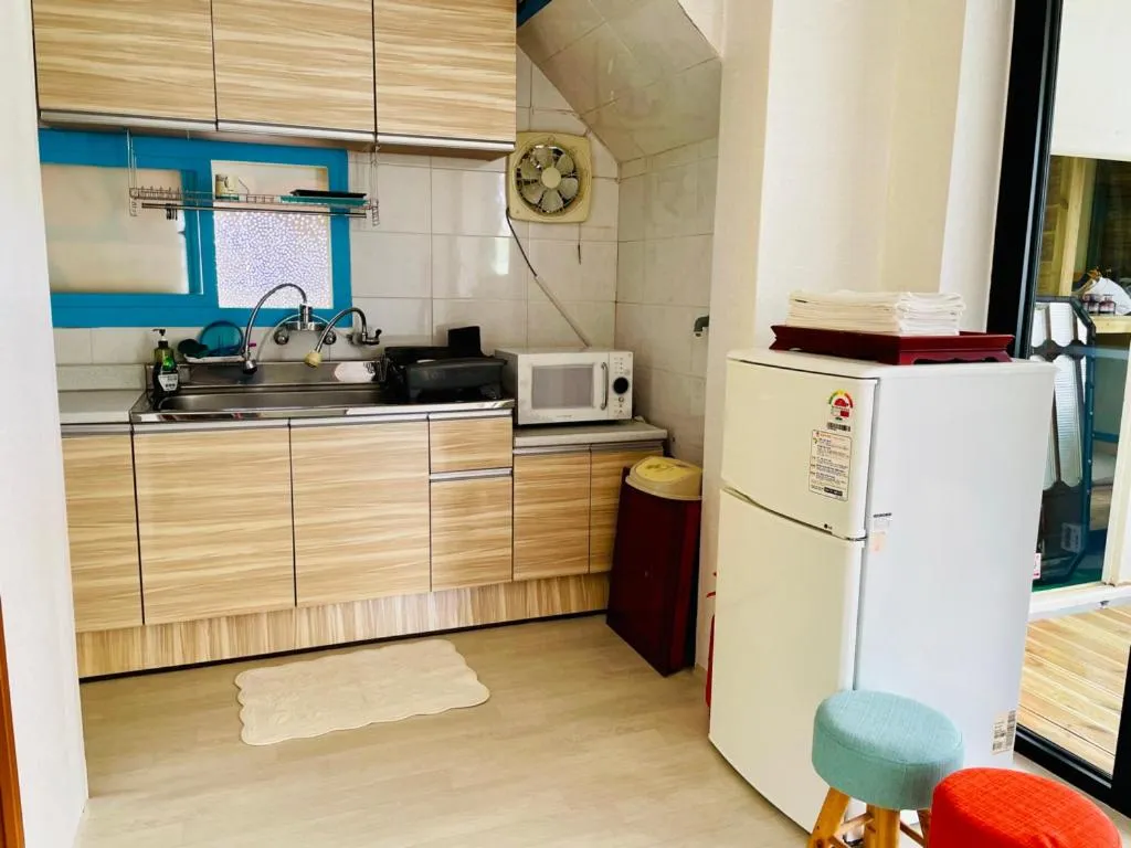 Kitchen or kitchenette in Backpackers In Yeosu