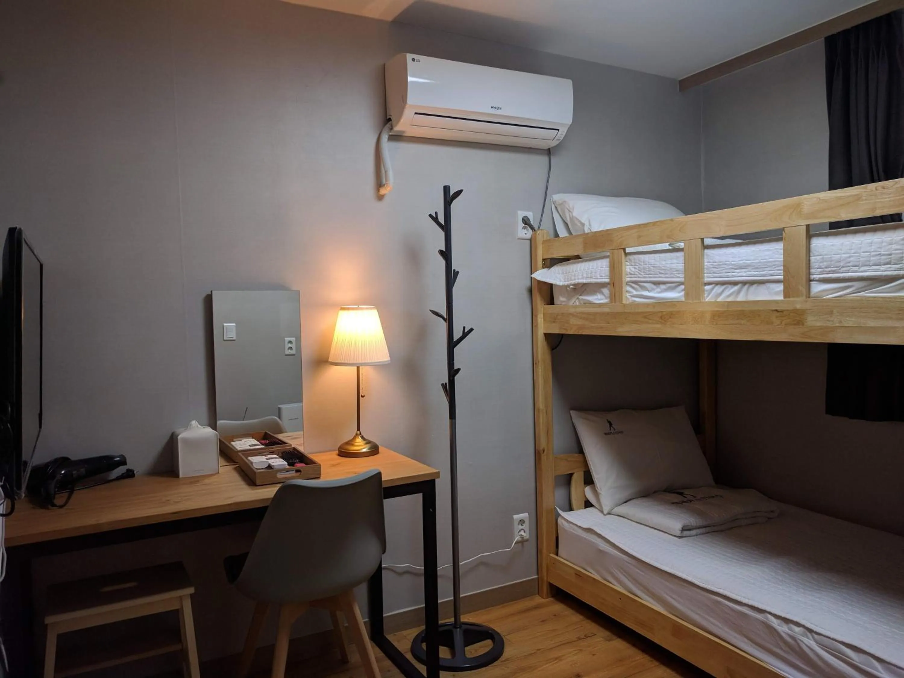 Photo of the whole room, Bed in Backpackers In Yeosu