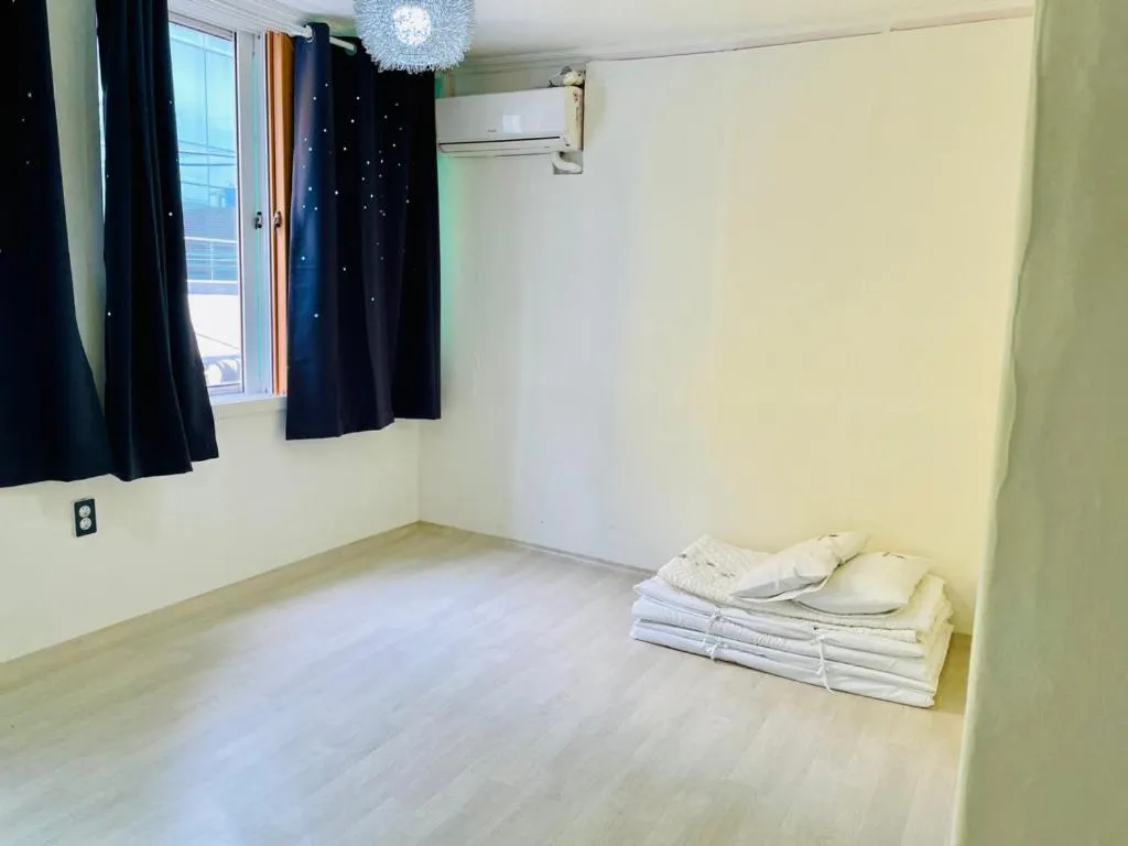 Photo of the whole room in Backpackers In Yeosu