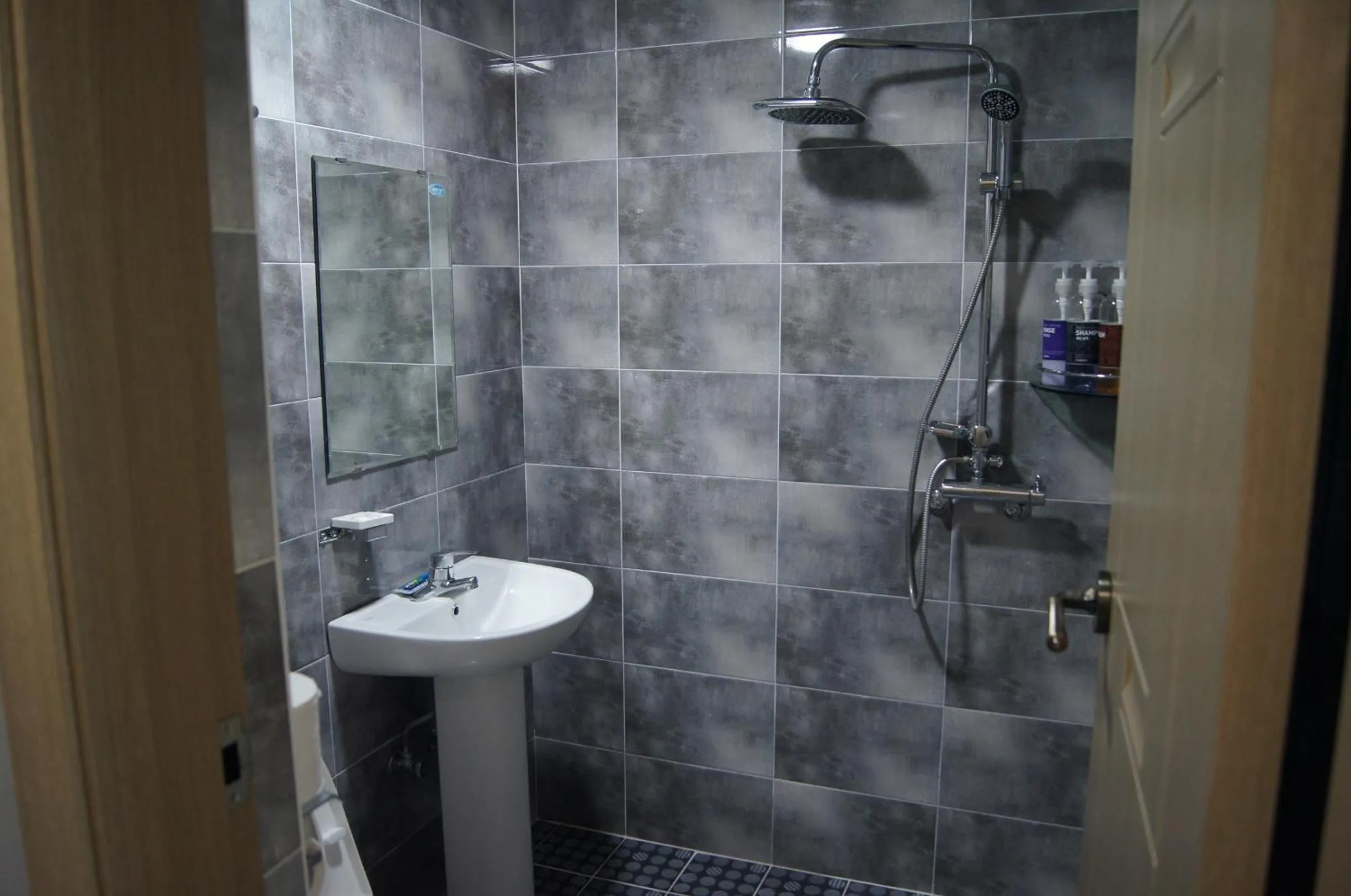 Shower in Backpackers In Yeosu