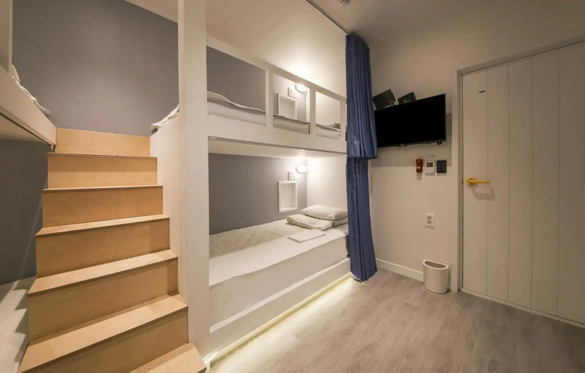 Bed in 4-Bed Female Dormitory Room in Backpackers In Yeosu Bed in 4-Bed Female Dormitory Room in Backpackers In Yeosu