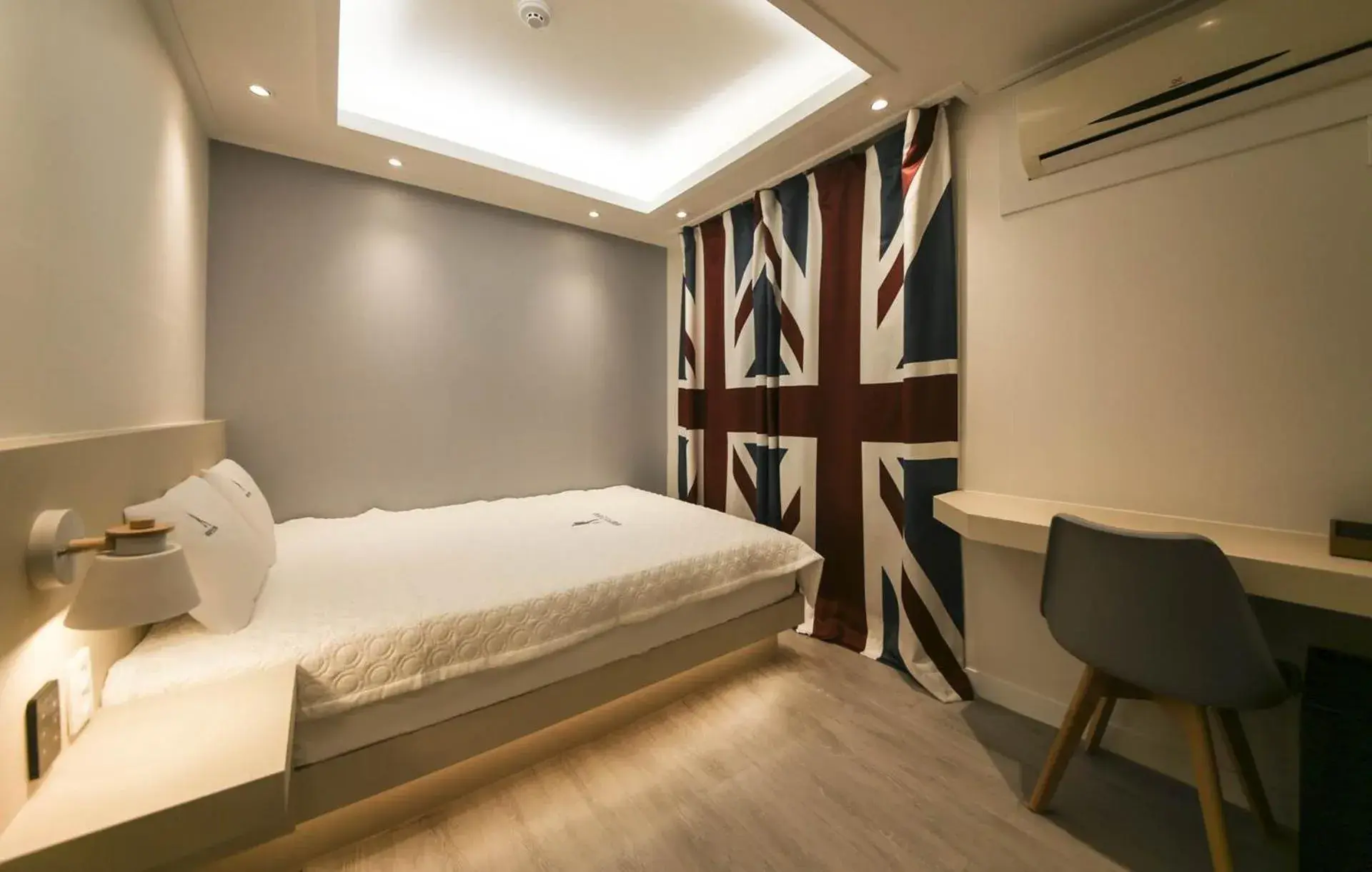 Queen Room - single occupancy in Backpackers In Yeosu Queen Room - single occupancy in Backpackers In Yeosu