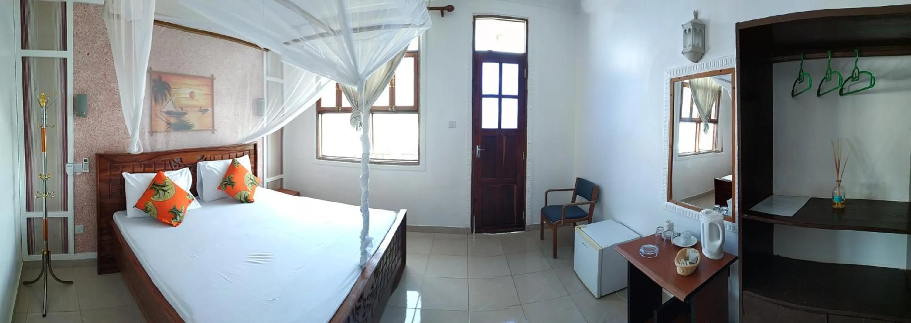 Shower, Bed in Mocco Beach Villa