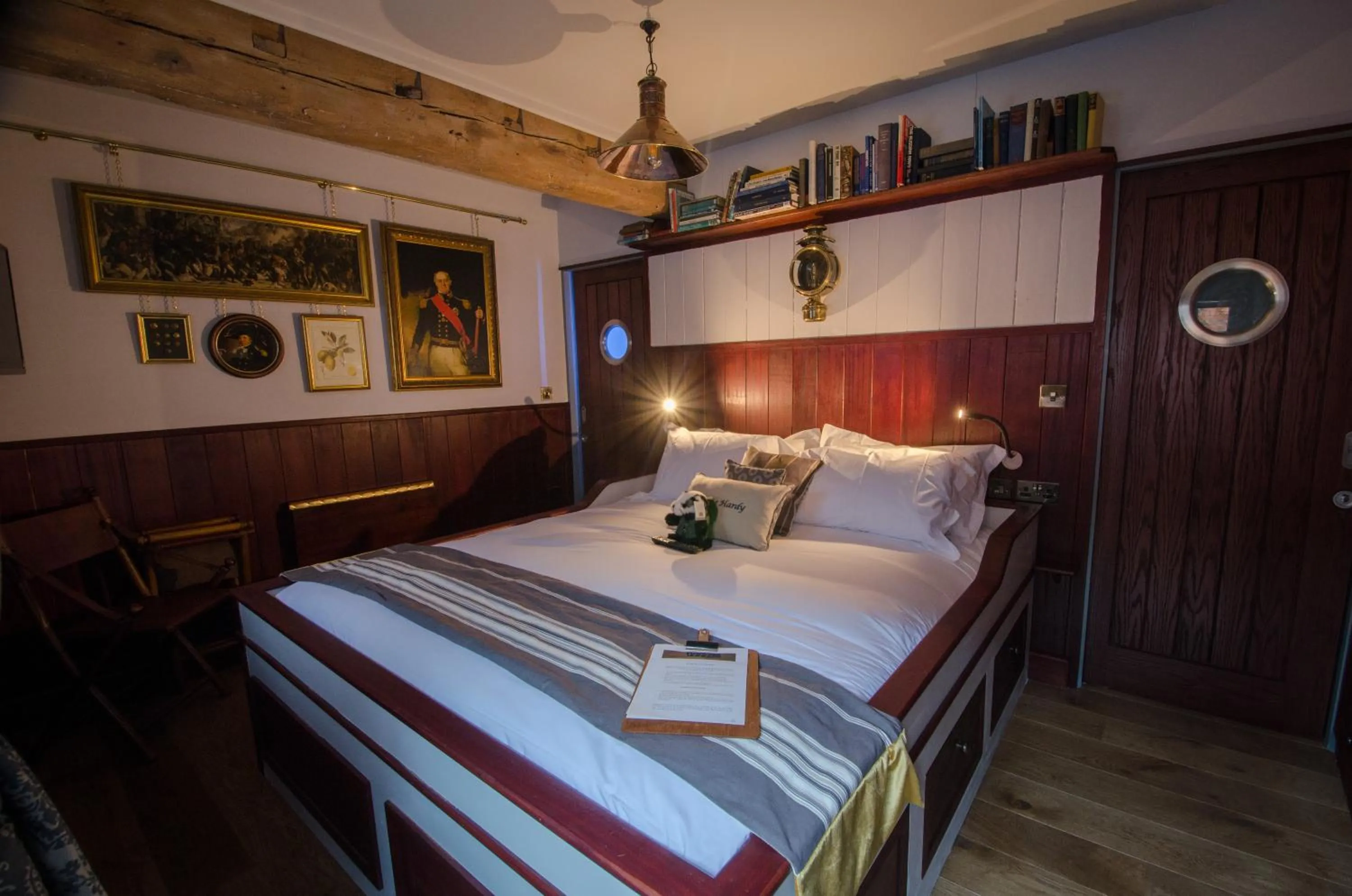 Photo of the whole room, Bed in 1777. At The Albion