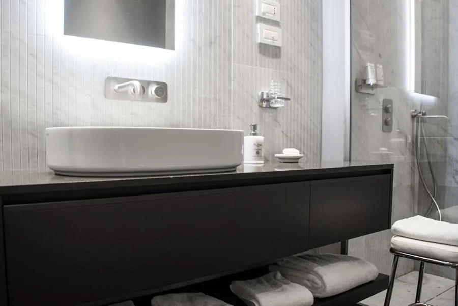 Shower in Hotel Byron