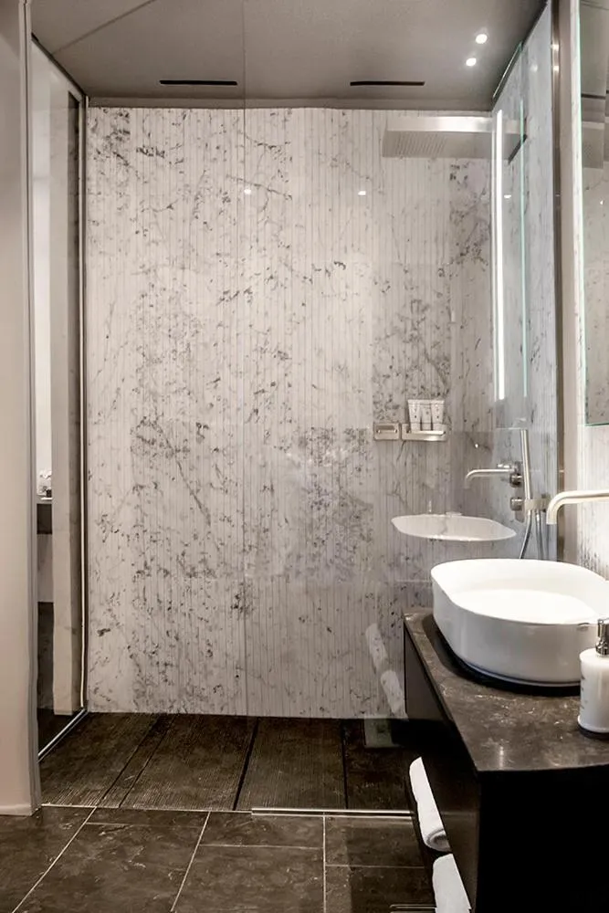 Shower in Hotel Byron